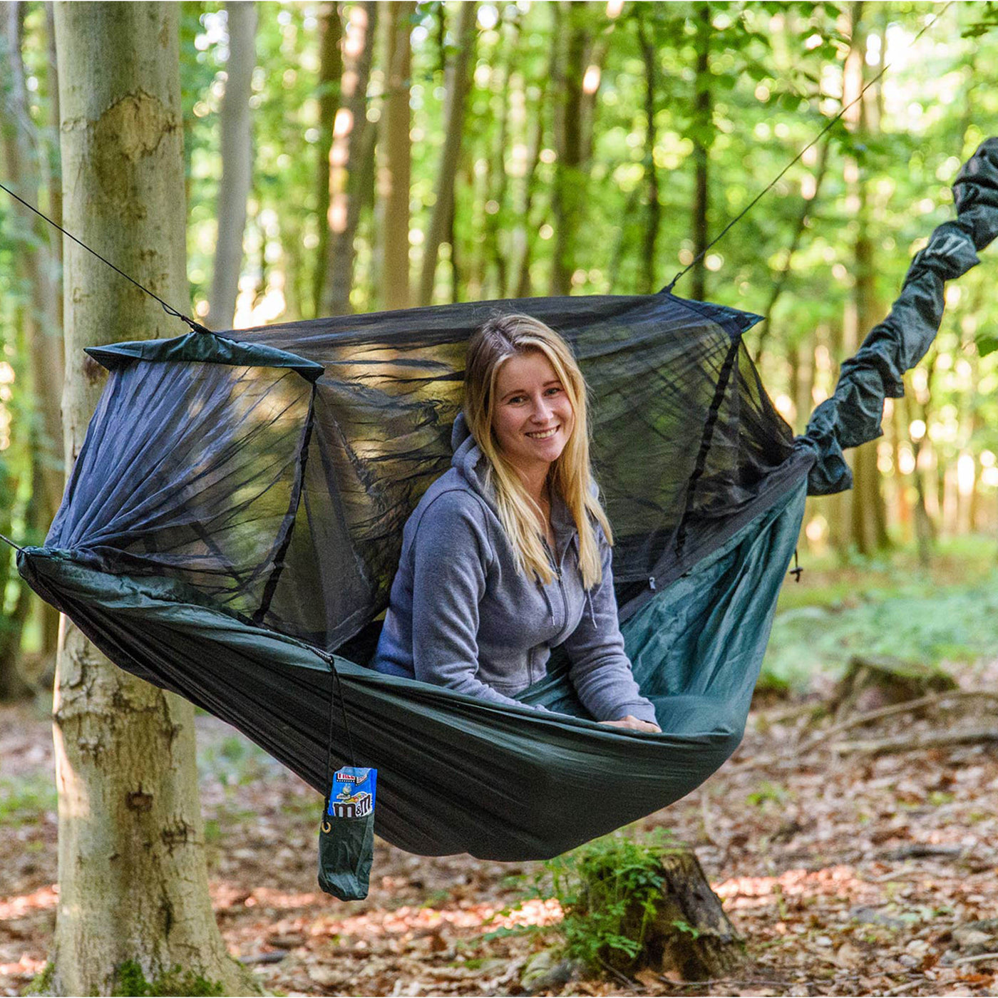 donna sulla sua amaca DD HAMMOCKS con zanzariera nel bosco