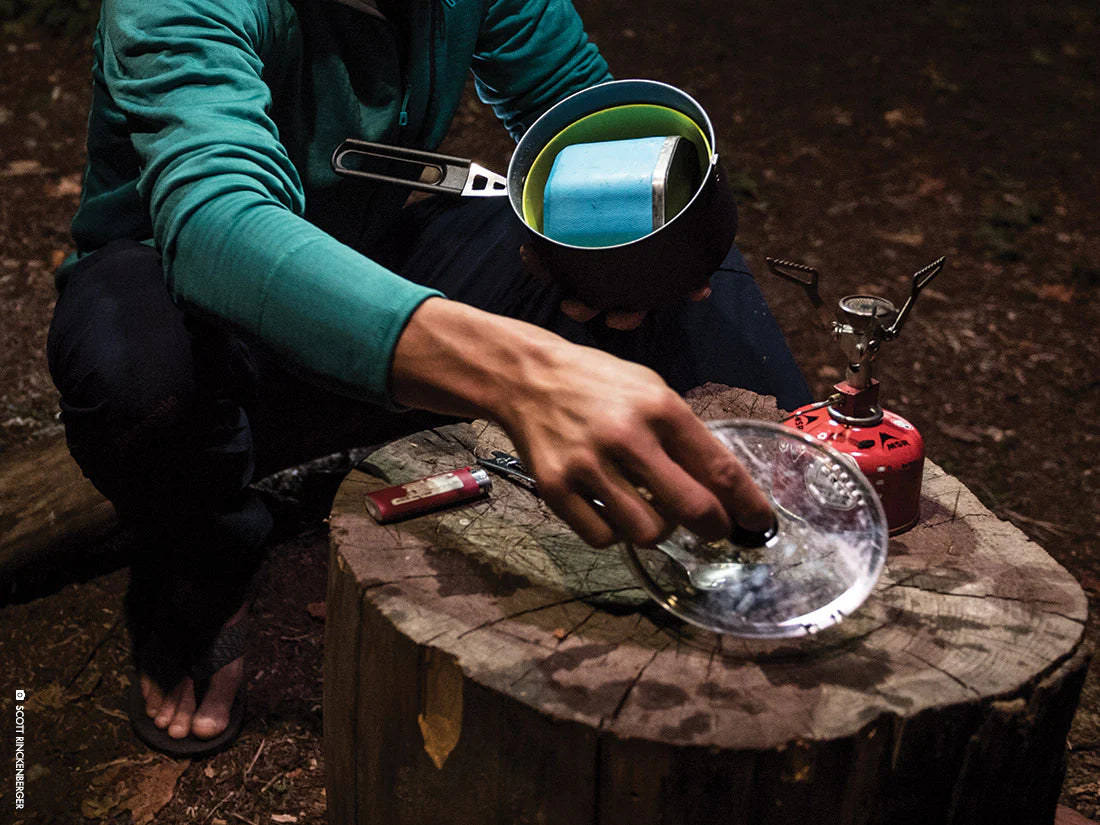MSR TRAIL LITE SOLO COOK SET - KIT SINGOLO DI STOVIGLIE ULTRALEGGERE PER TREKKING - VISTA DURANTE UN'ESCURSIONE
