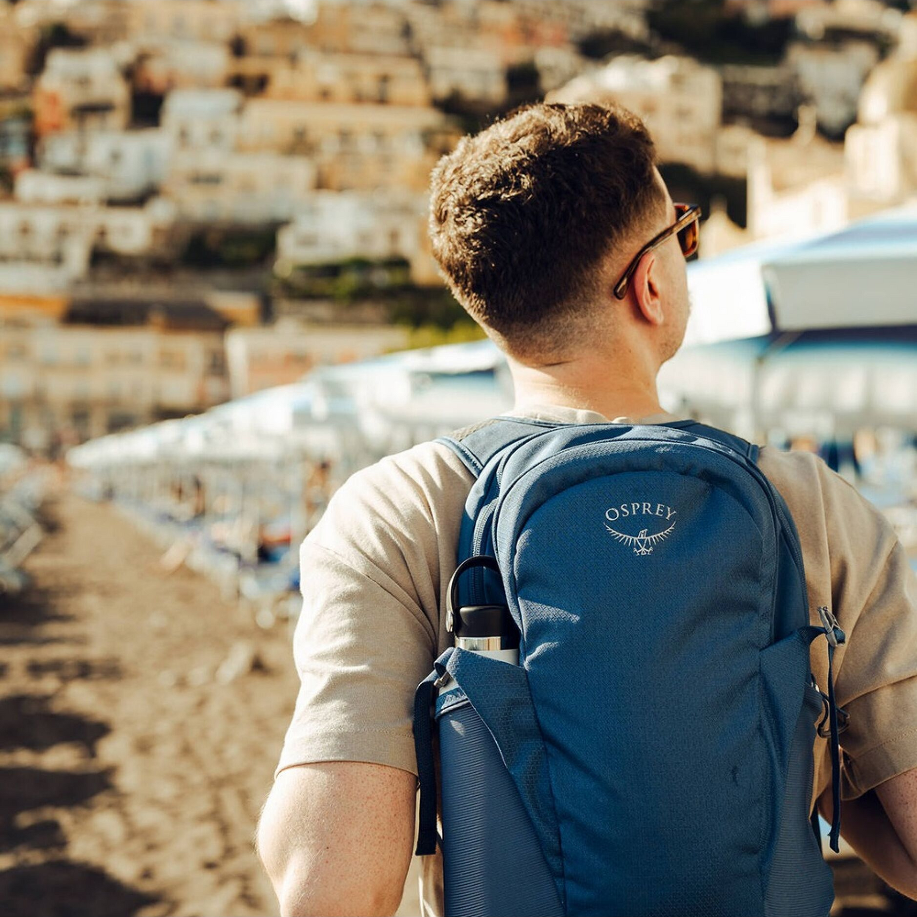 Zaino Osprey Daylite da 13 litri, compatto e leggero con spallacci imbottiti e traspiranti, doppio scomparto con zip e cinturino pettorale, ideale per escursioni, viaggi e uso quotidiano, su backpacco.it