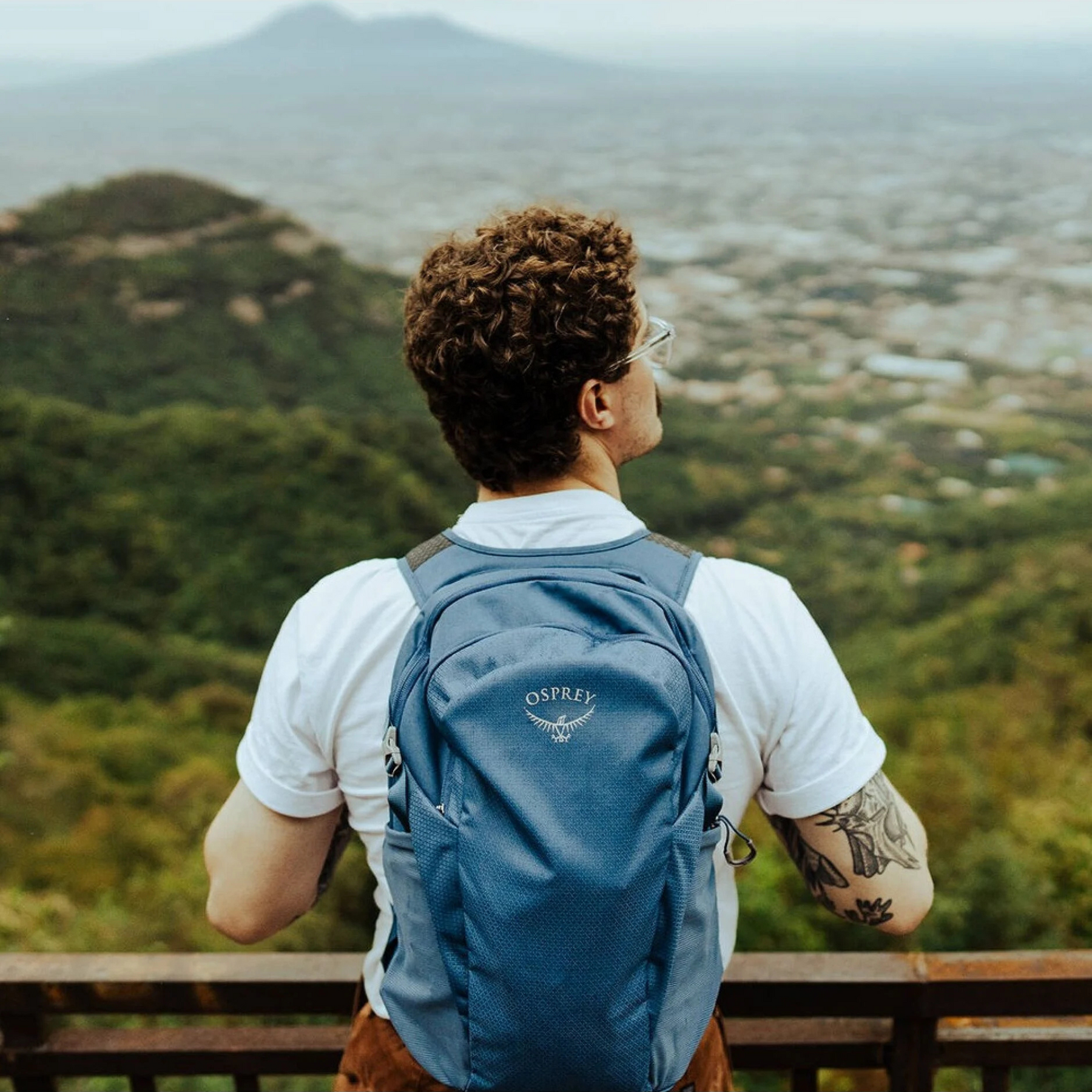 Zaino Osprey Daylite da 13 litri, compatto e leggero con spallacci imbottiti e traspiranti, doppio scomparto con zip e cinturino pettorale, ideale per escursioni, viaggi e uso quotidiano, su backpacco.it