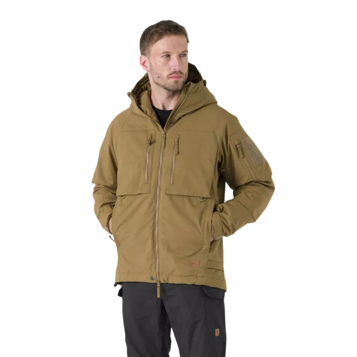 Helikon-Tex Winter Yukon Jacket giacca invernale tecnica con cappuccio regolabile imbottito, zip frontale a doppio cursore, tasche pettorali con cerniera, pannello a strappo sulla manica e fondo regolabile vista a tre quarti per outdoor