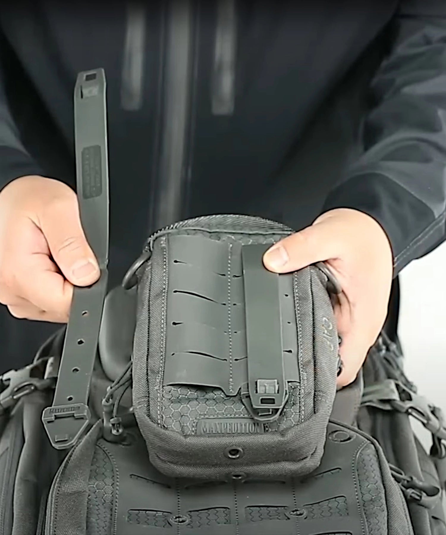 La TacTie Polymer di Maxpedition mentre viene montata