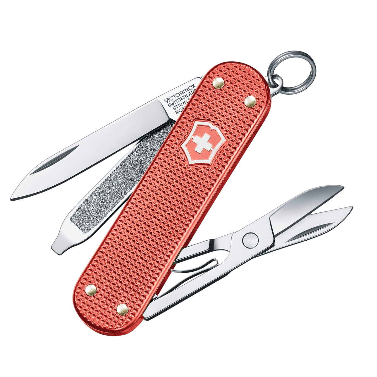 Victorinox Classic SD Alox Limited Edition 2025 coltellino multiuso tascabile con guance in alluminio zigrinato. Il multiuso mostra gli strumenti aperti tra cui la lama piccola, le forbici, la lima per unghie con cacciavite e l'anello portachiavi su uno sfondo bianco.