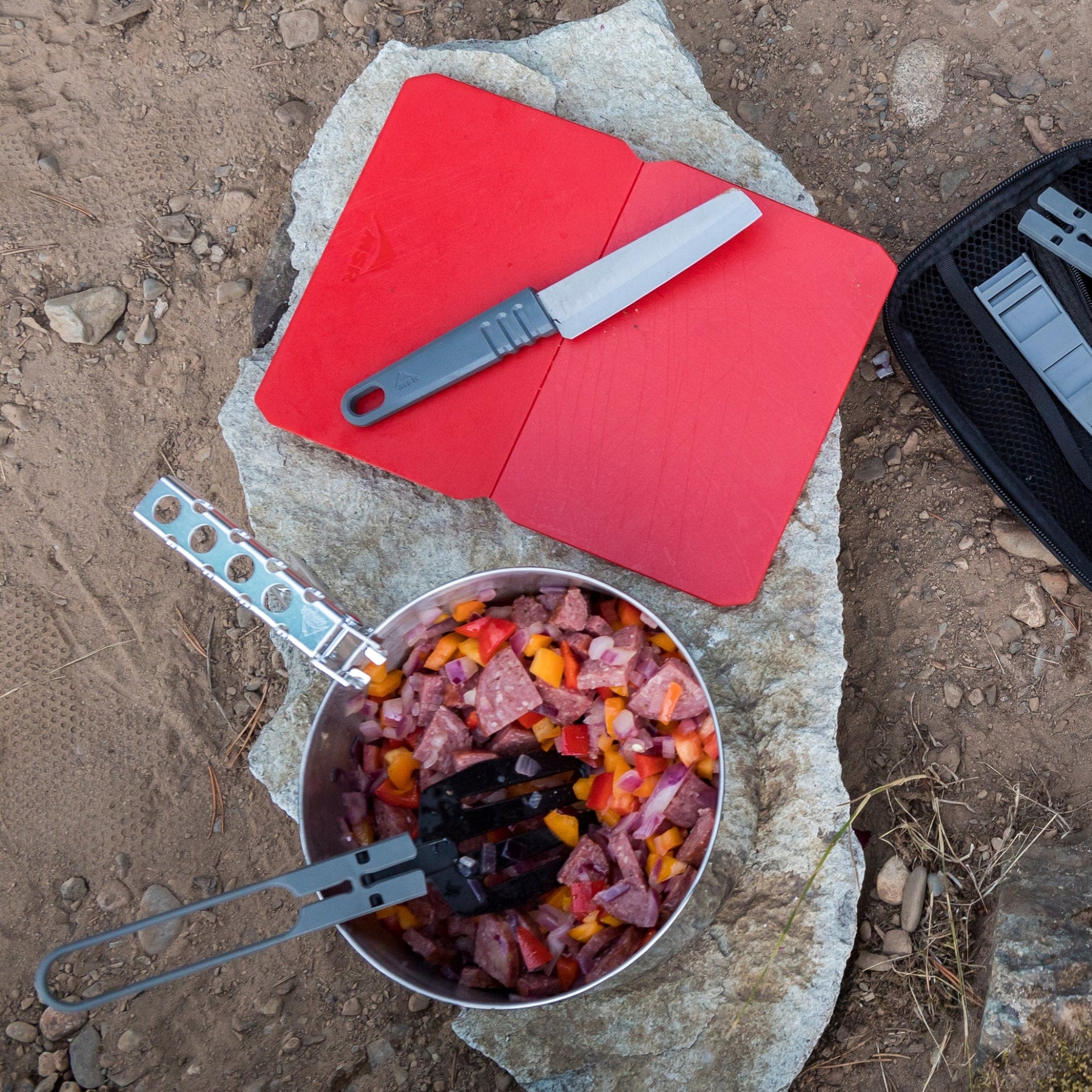 Tagliere pieghevole MSR Alpine Deluxe per campeggio ed escursioni outdoor - compatto e resistente, disponibile su backpacco.it, negozio italiano di attrezzatura da viaggio