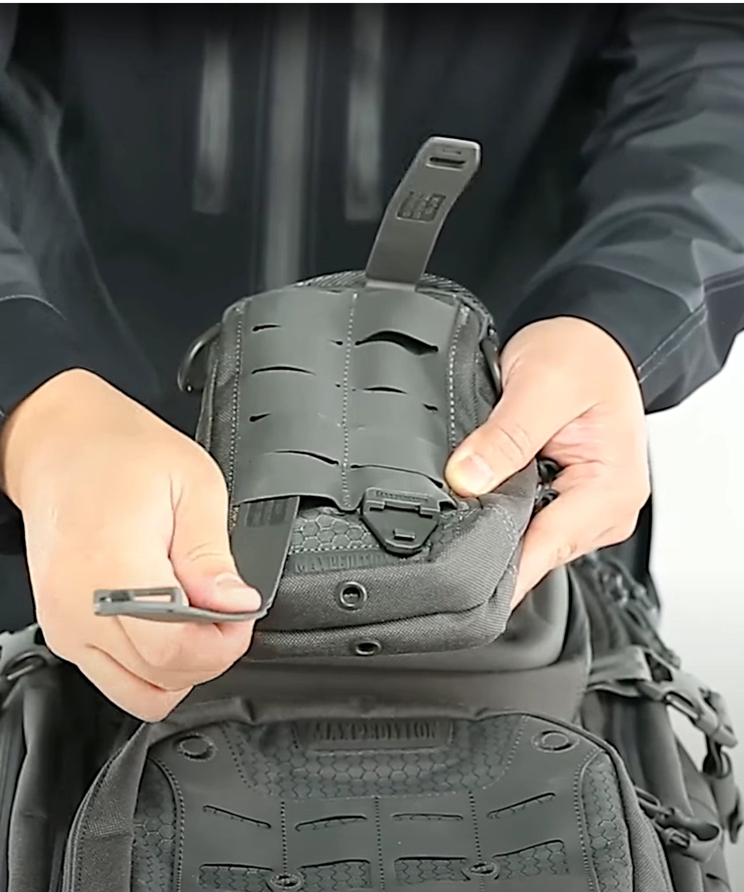 La TacTie Polymer di Maxpedition viene inserita nel passante molle