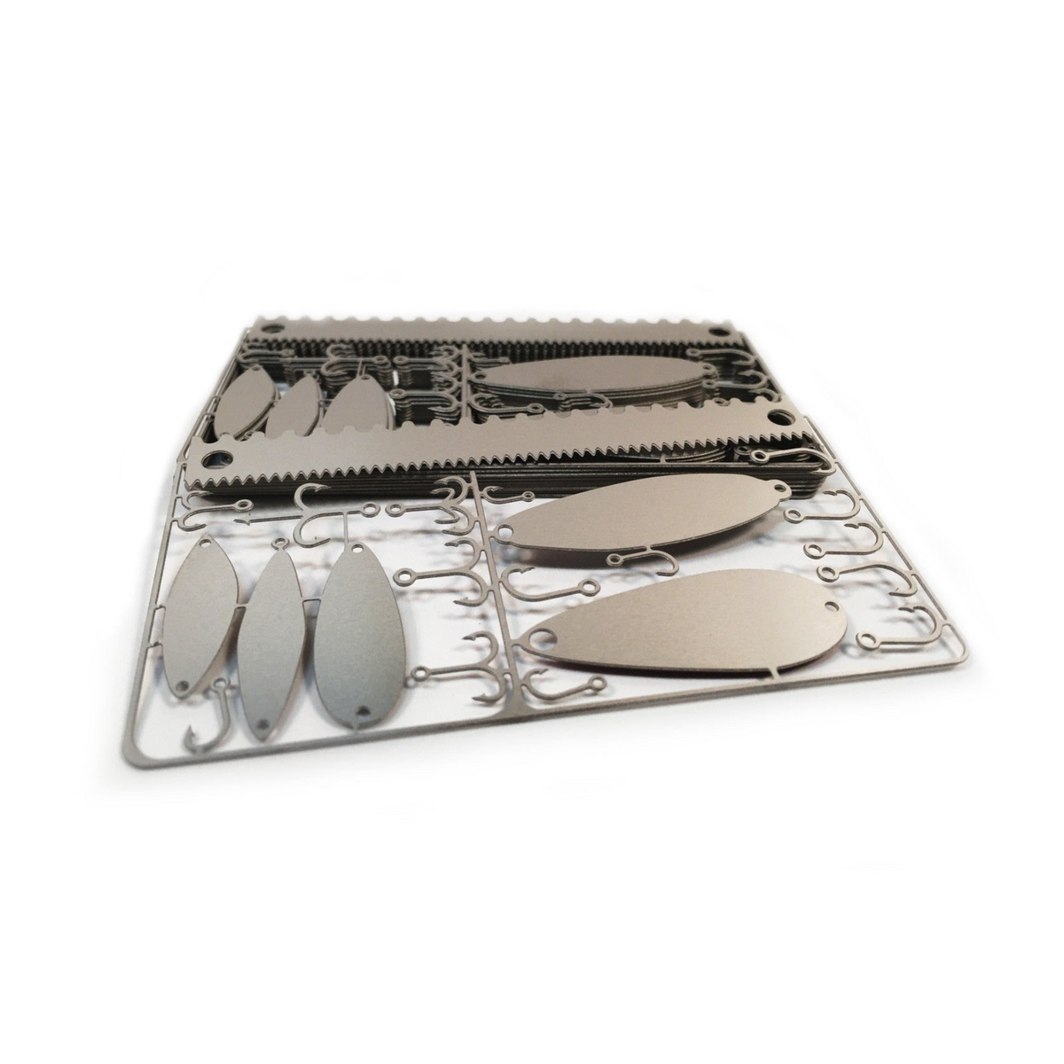 Card da sopravvivenza READYMAN Fisherman's Survival con ami, esche e sega, kit da pesca compatto per escursioni e outdoor su Backpacco.it