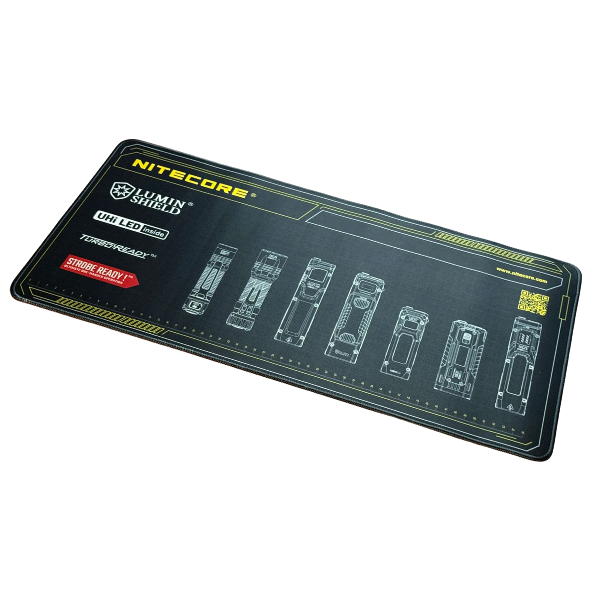 Nitecore Tappetino Mouse XL. Sottomano tecnico da scrivania con schemi grafici di torce serie EDC e righelli graduati sui bordi. Superficie ampia in tessuto morbido per manutenzione o gaming con loghi tecnologia Lumin Shield.