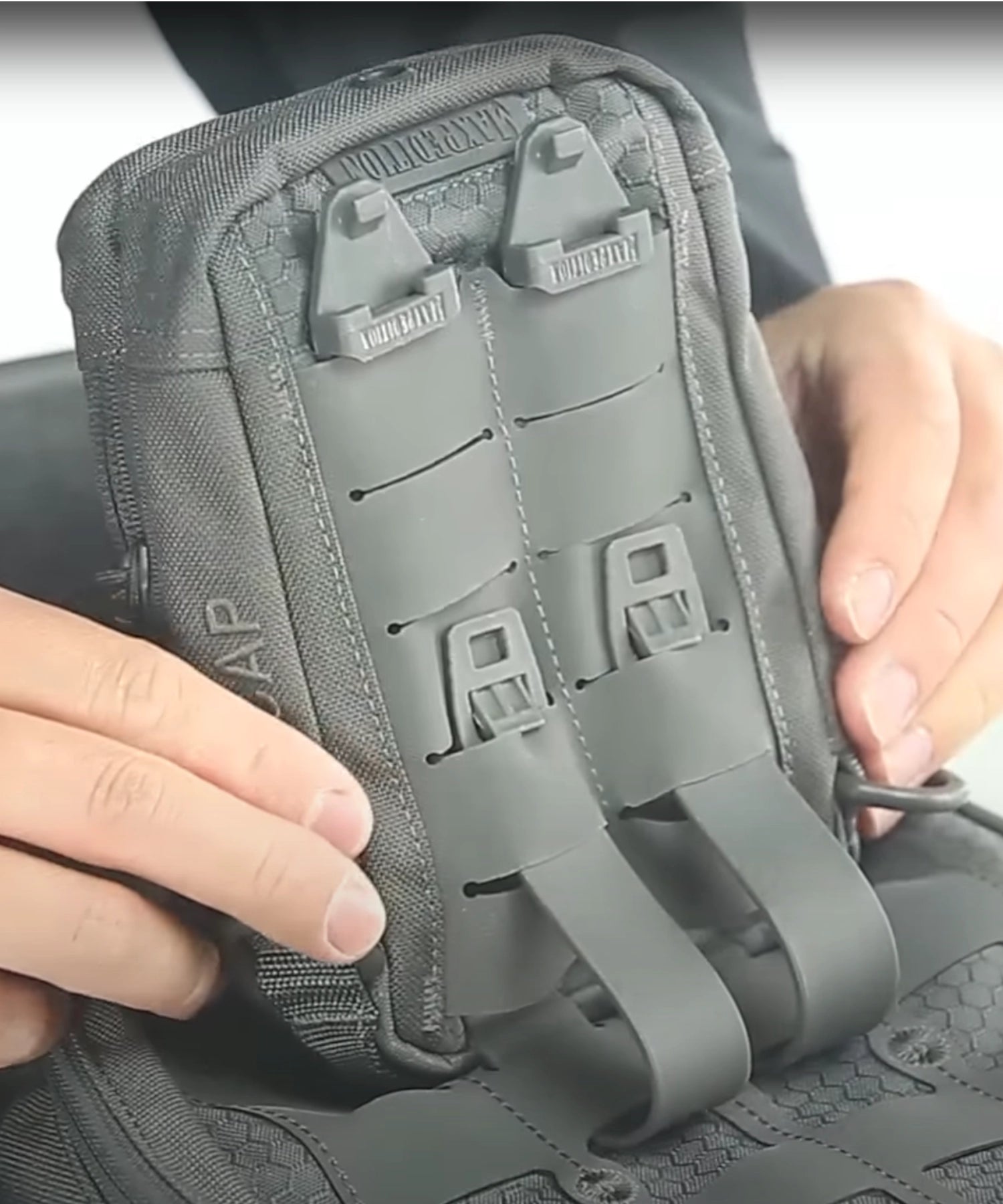 Qui viene mostrata la flessibilità della TacTie Polymer di Maxpedition mentre viene montata