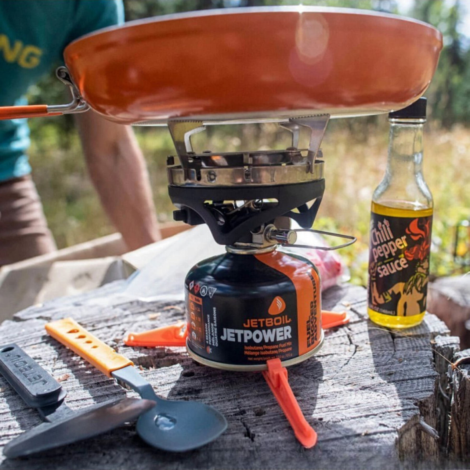 Fornello a gas JETBOIL MICROMO con sistema compatto per cottura outdoor, composto da pentola isolata e bruciatore - ideale per campeggio, trekking e avventure in montagna, su backpacco.it