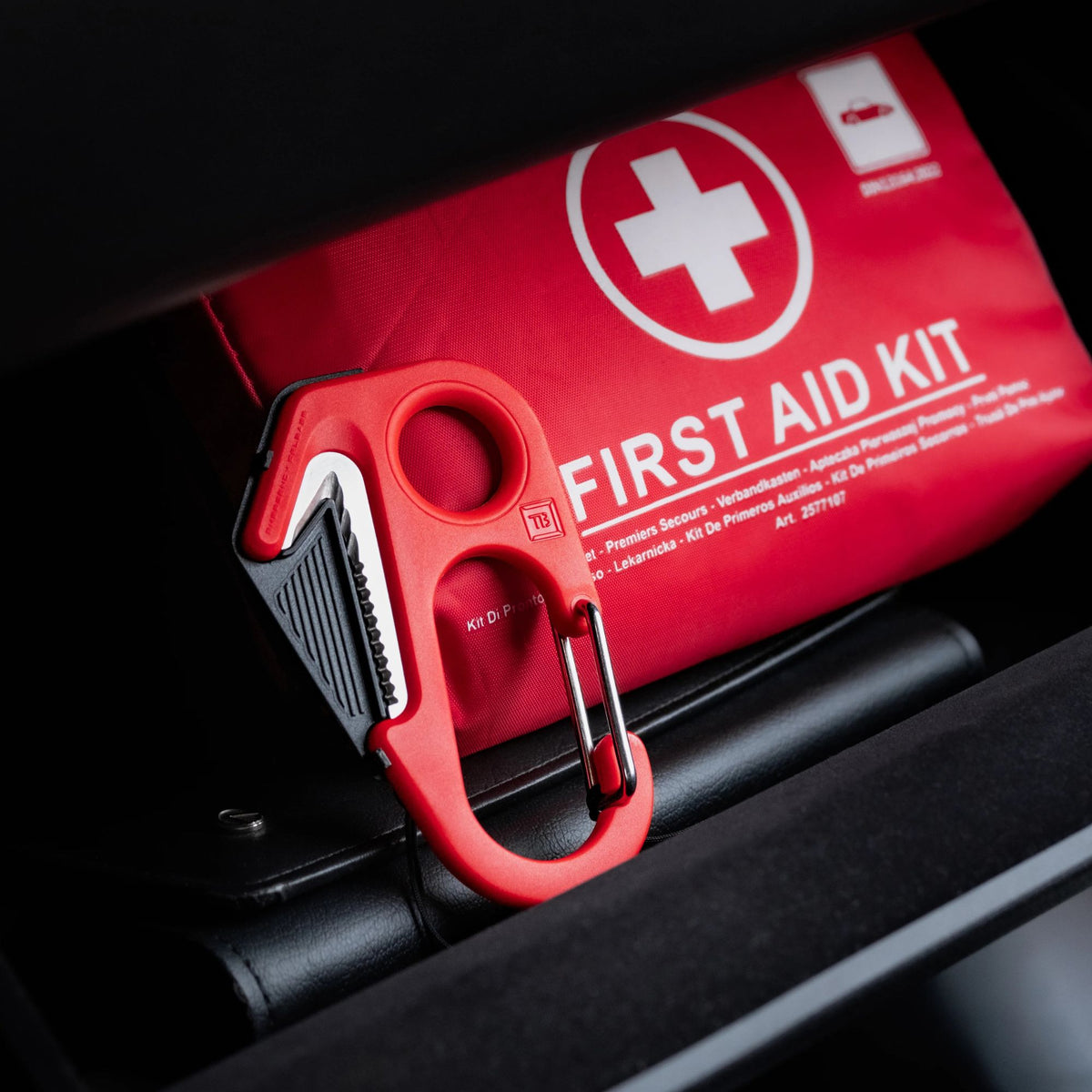 TB Outdoor Emergency Release tagliacinture di sicurezza a forma di moschettone. Dotato di lama seghettata protetta per il taglio rapido di cinture, corde e vestiti senza rischio di ferite. Strumento di soccorso leggero ed essenziale per kit emergenza e uso professionale.