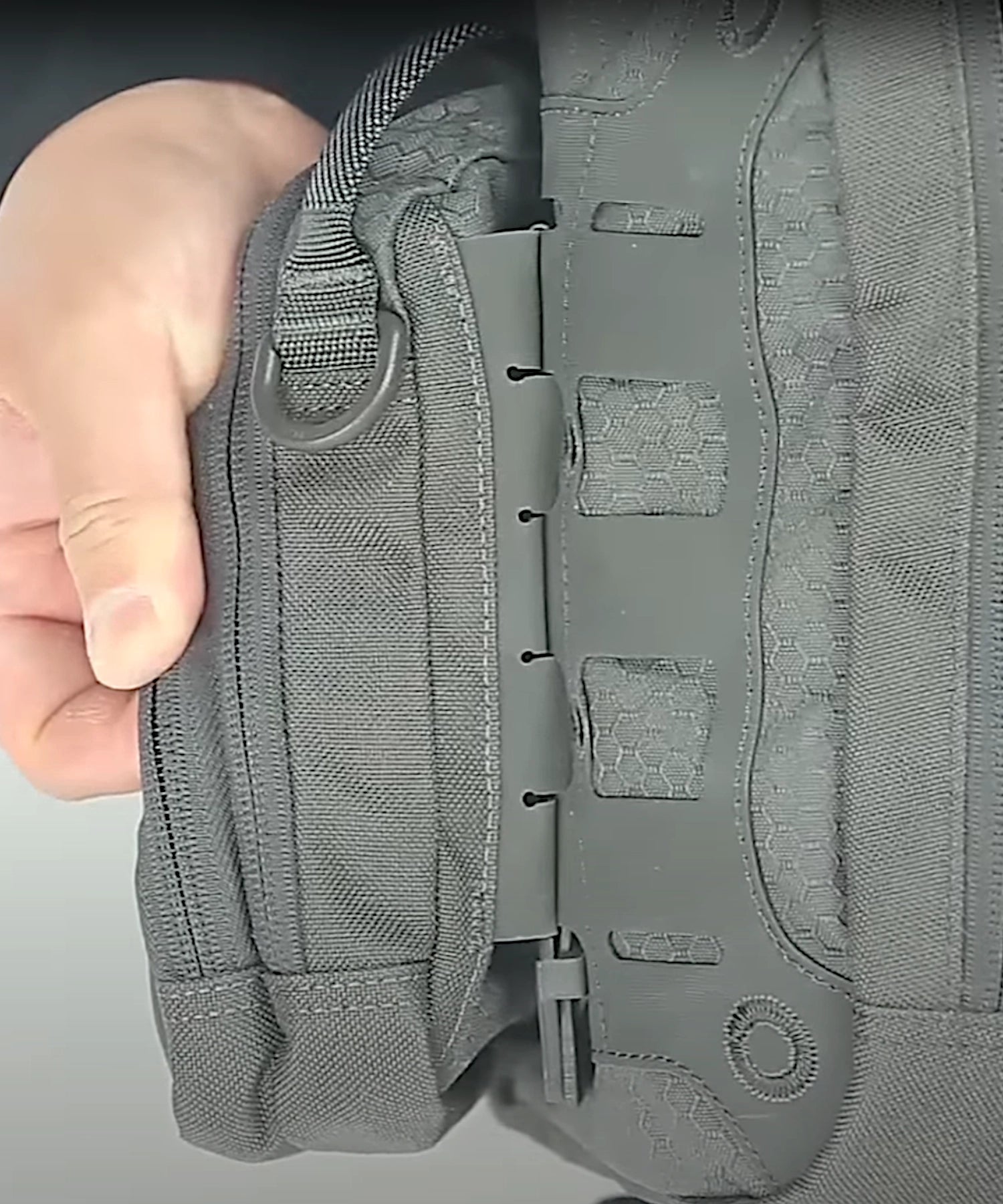 La TacTie Polymer di Maxpedition ad aggancio completato