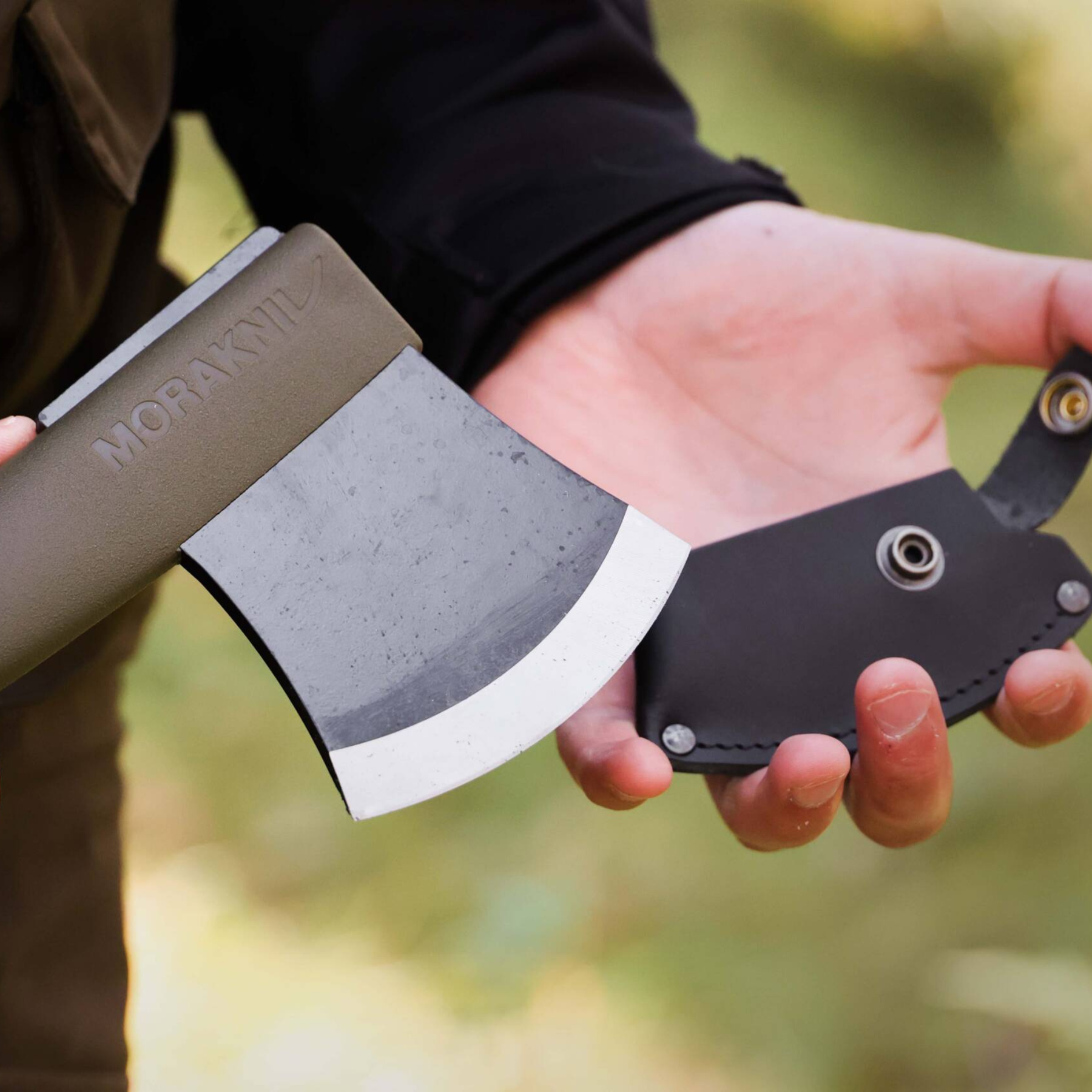 Ascia Morakniv Lightweight Axe, accetta leggera da campeggio e bushcraft, manico in polimero con testa in acciaio al boro, per spaccare legna, su backpacco.it