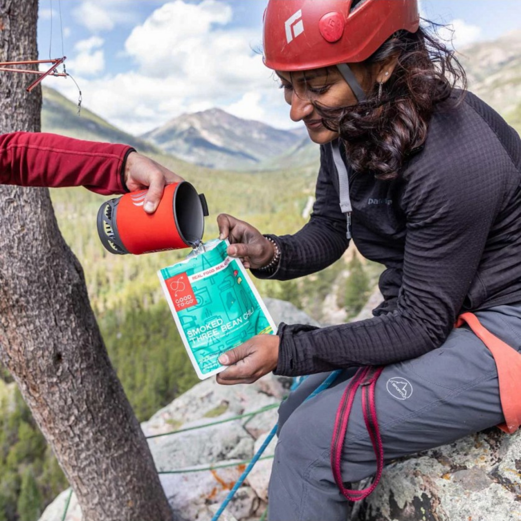 Fornello a gas JETBOIL MICROMO con sistema compatto per cottura outdoor, composto da pentola isolata e bruciatore - ideale per campeggio, trekking e avventure in montagna, su backpacco.it
