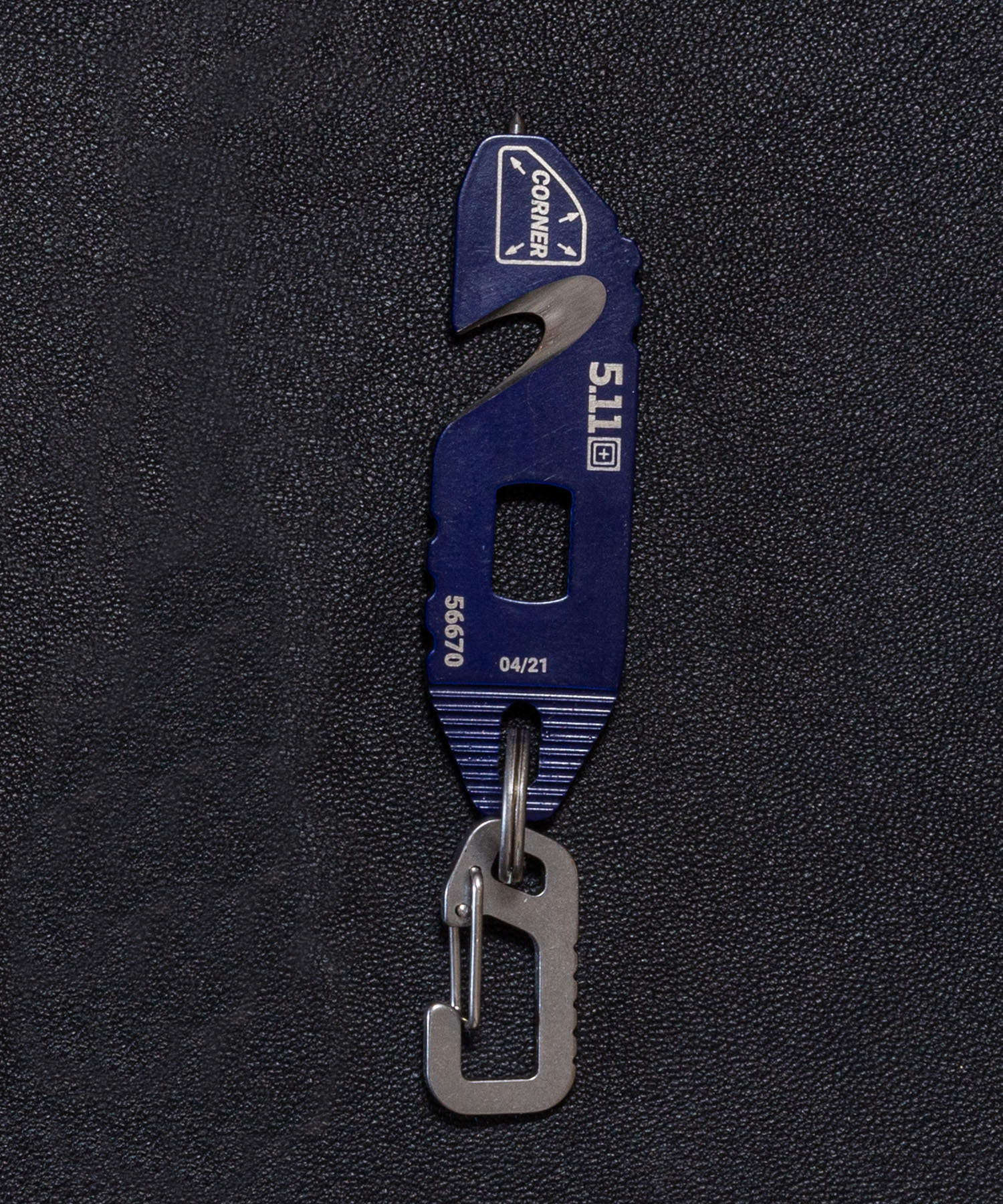 5.11 EDT RESCUE su tavolo di plastica nero