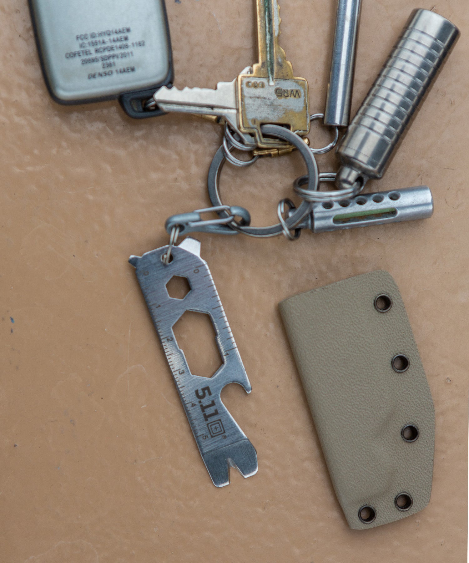 5.11 EDT multitool e altri EDC di 5.11 tactical su un mazzo di chiavi su tavolo desert