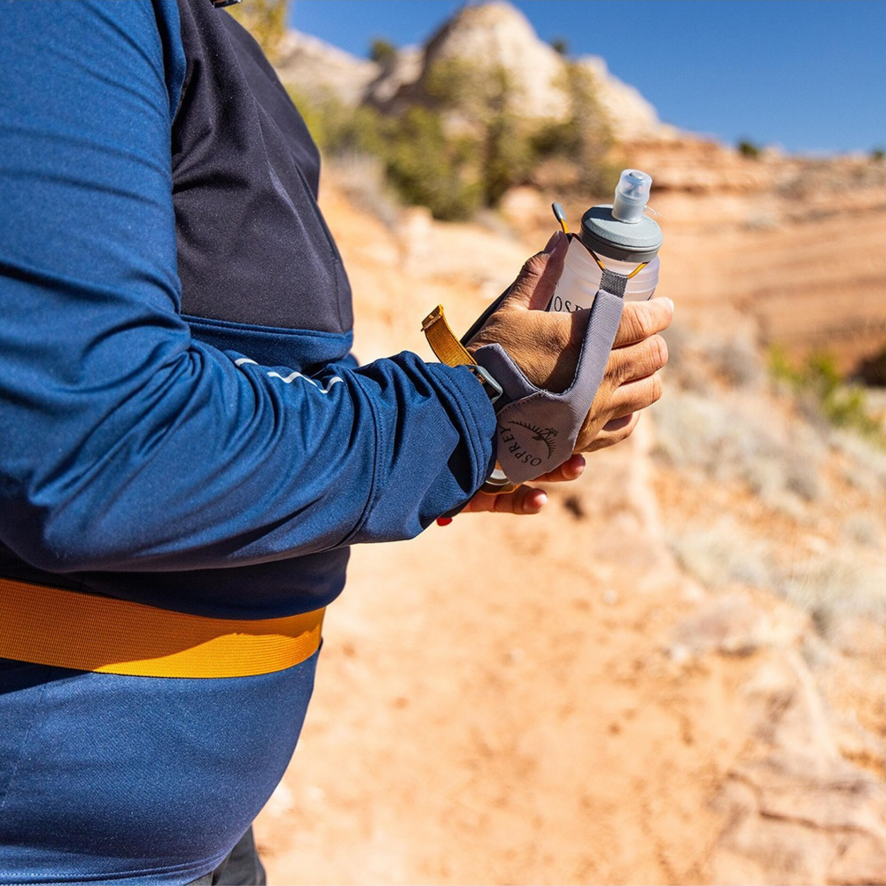 Osprey Duro/Dyna Handheld Flask, borraccia collassabile con impugnatura ergonomica, valvola a morso e tasca con zip, ideale per trail running, escursioni e attività outdoor leggere, su backpacco.it