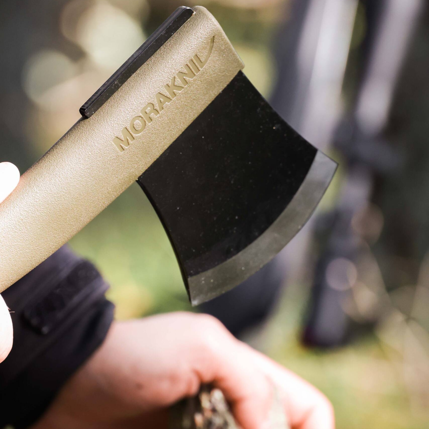 Ascia Morakniv Lightweight Axe, accetta leggera da campeggio e bushcraft, manico in polimero con testa in acciaio al boro, per spaccare legna, su backpacco.it