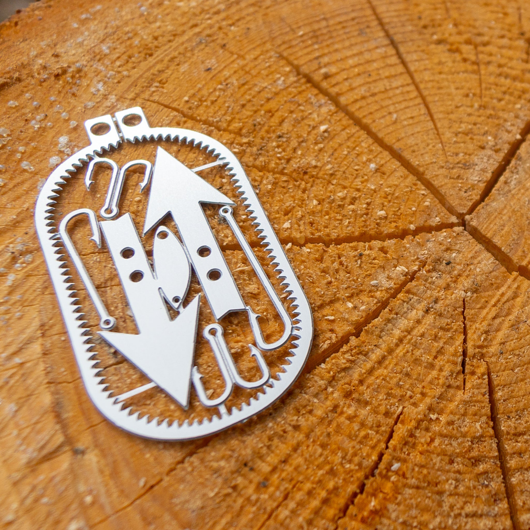 Dog Tag READYMAN Survival Card con kit da pesca integrato, ami, seghetto e strumenti da sopravvivenza, compatta e portatile su Backpacco.it