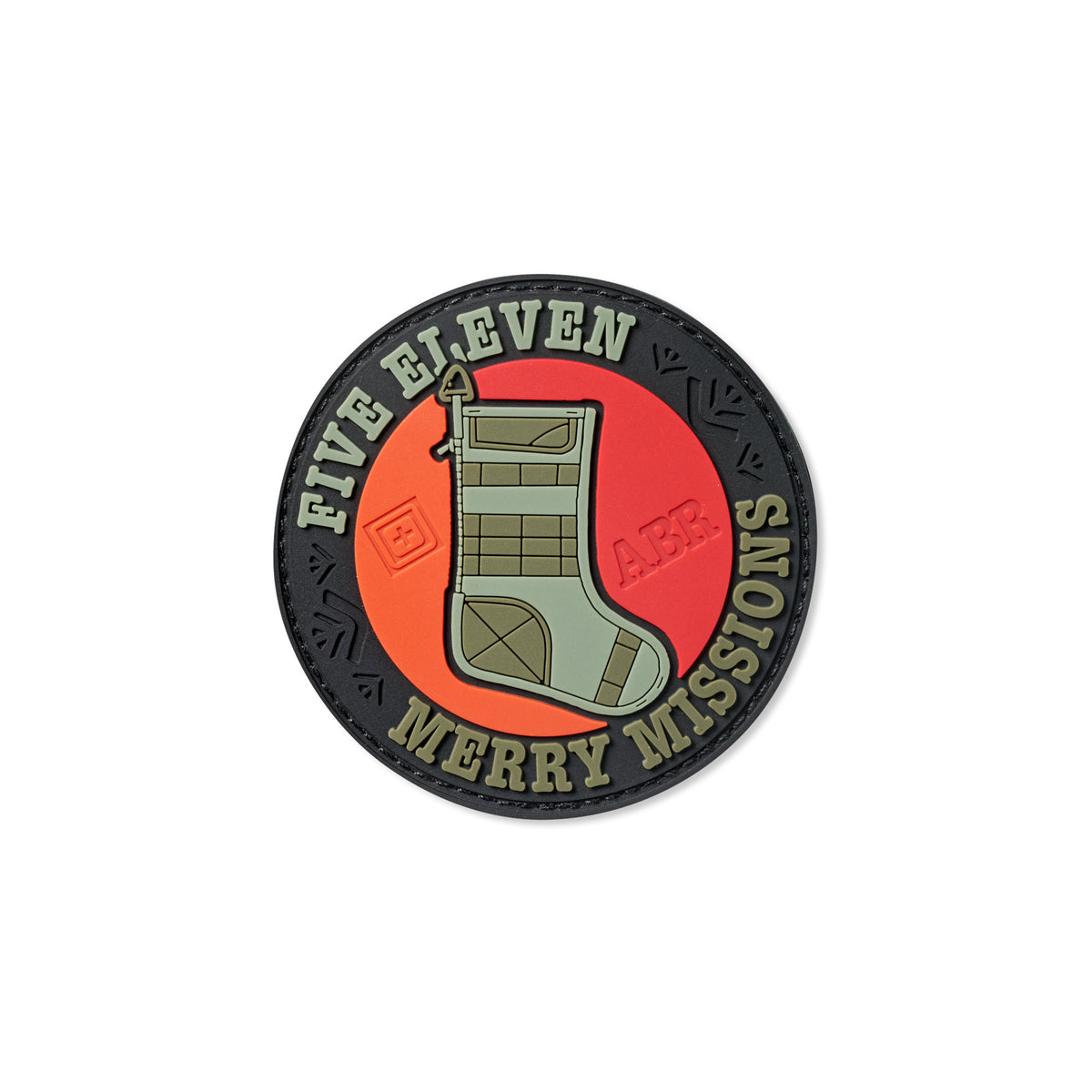 Patch in PVC 5.11 Tactical Merry Mission Stocking, disegno di una calza natalizia tattica con attacchi PALS su sfondo arancione e rosso, scritta 5.11 e Merry Missions sul bordo circolare nero