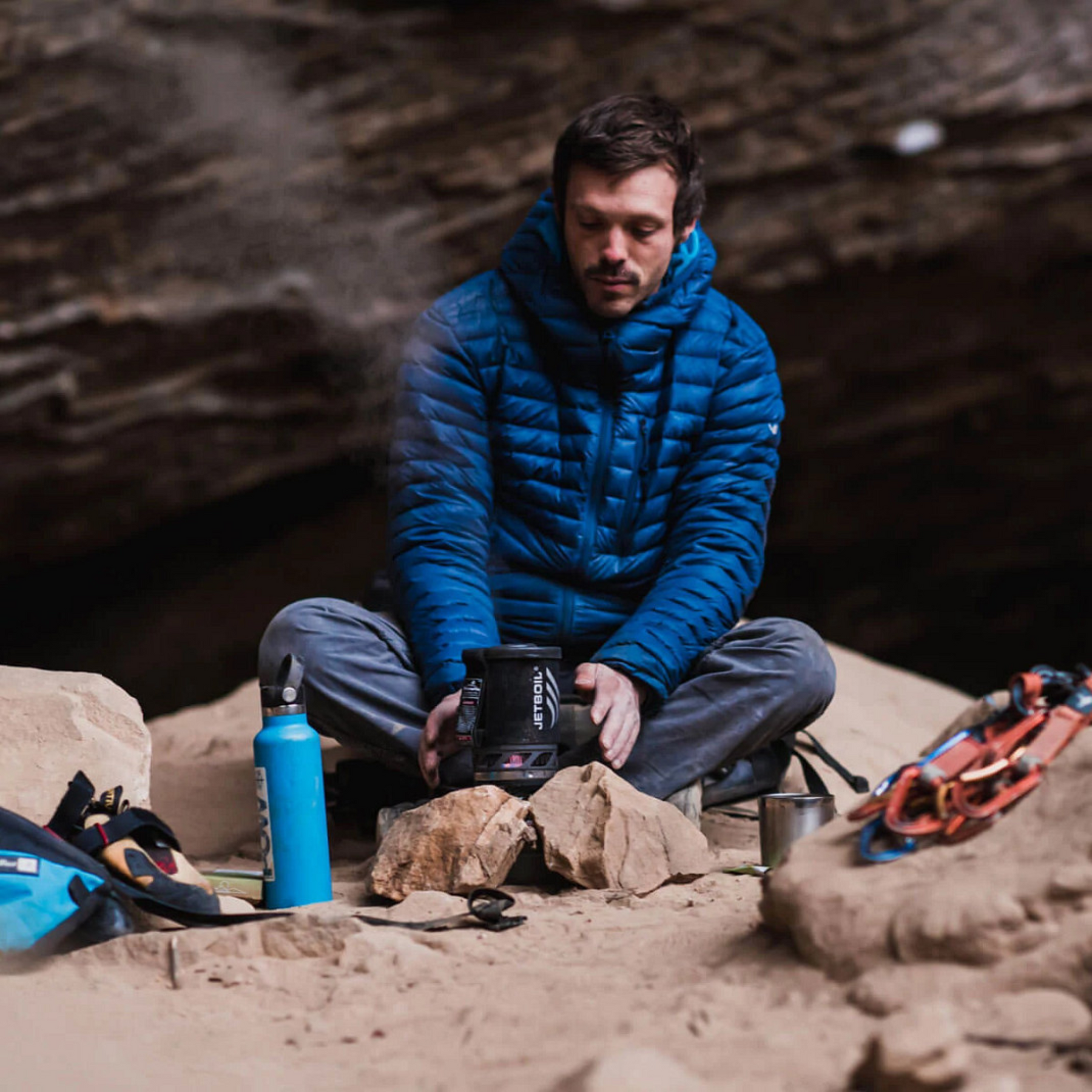 Fornello a gas JETBOIL MICROMO con sistema compatto per cottura outdoor, composto da pentola isolata e bruciatore - ideale per campeggio, trekking e avventure in montagna, su backpacco.it