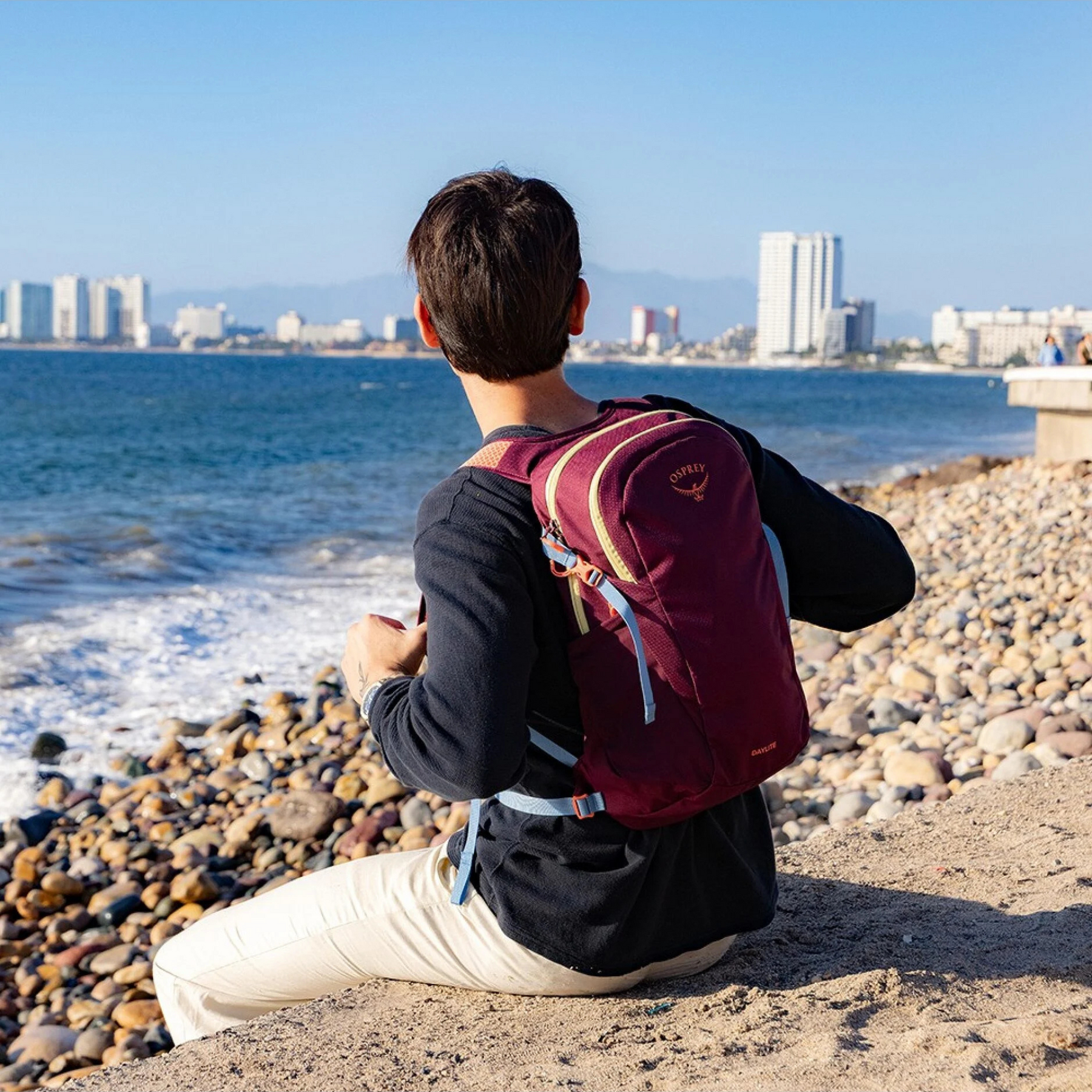 Zaino Osprey Daylite da 13 litri, compatto e leggero con spallacci imbottiti e traspiranti, doppio scomparto con zip e cinturino pettorale, ideale per escursioni, viaggi e uso quotidiano, su backpacco.it