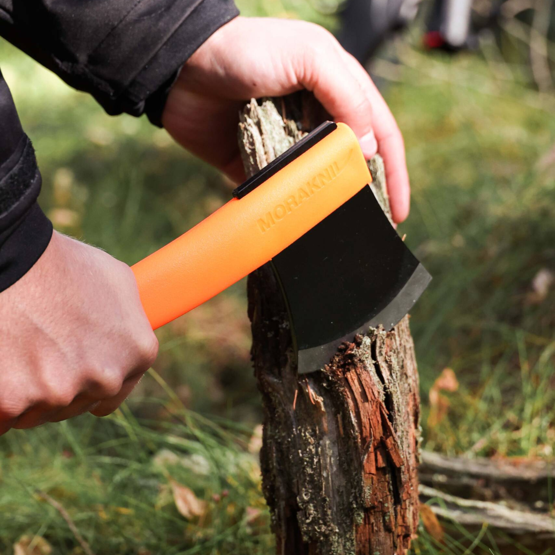 Ascia Morakniv Lightweight Axe, accetta leggera da campeggio e bushcraft, manico in polimero con testa in acciaio al boro, per spaccare legna, su backpacco.it