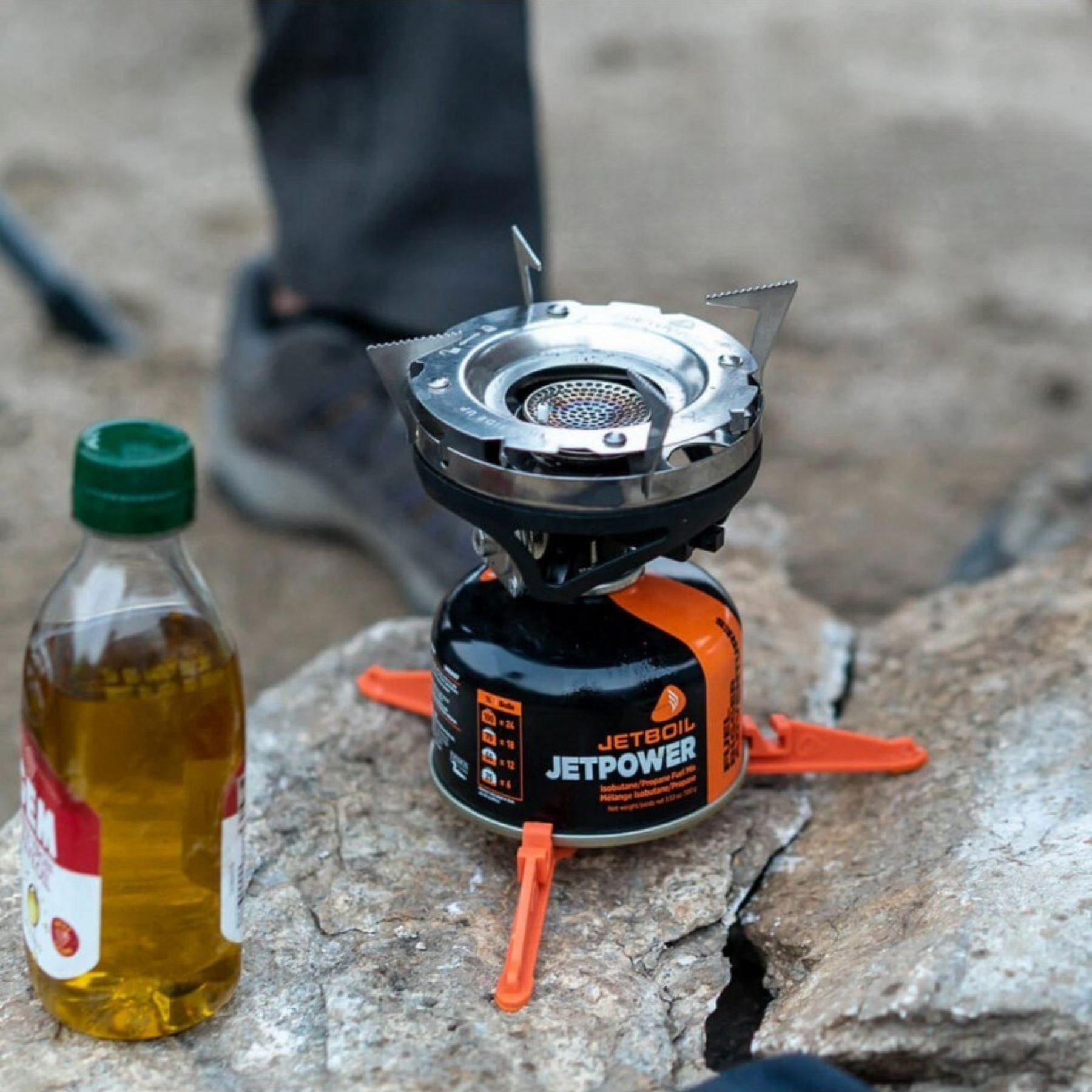 Fornello a gas JETBOIL MICROMO con sistema compatto per cottura outdoor, composto da pentola isolata e bruciatore - ideale per campeggio, trekking e avventure in montagna, su backpacco.it
