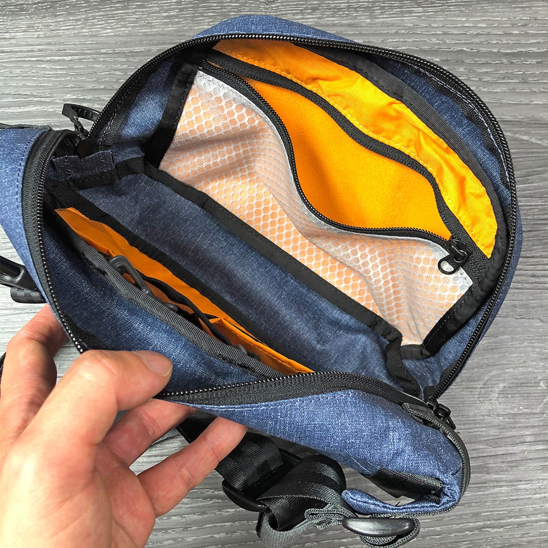 Vanquest | DENDRITE LARGE Sling Bag - Marsupio