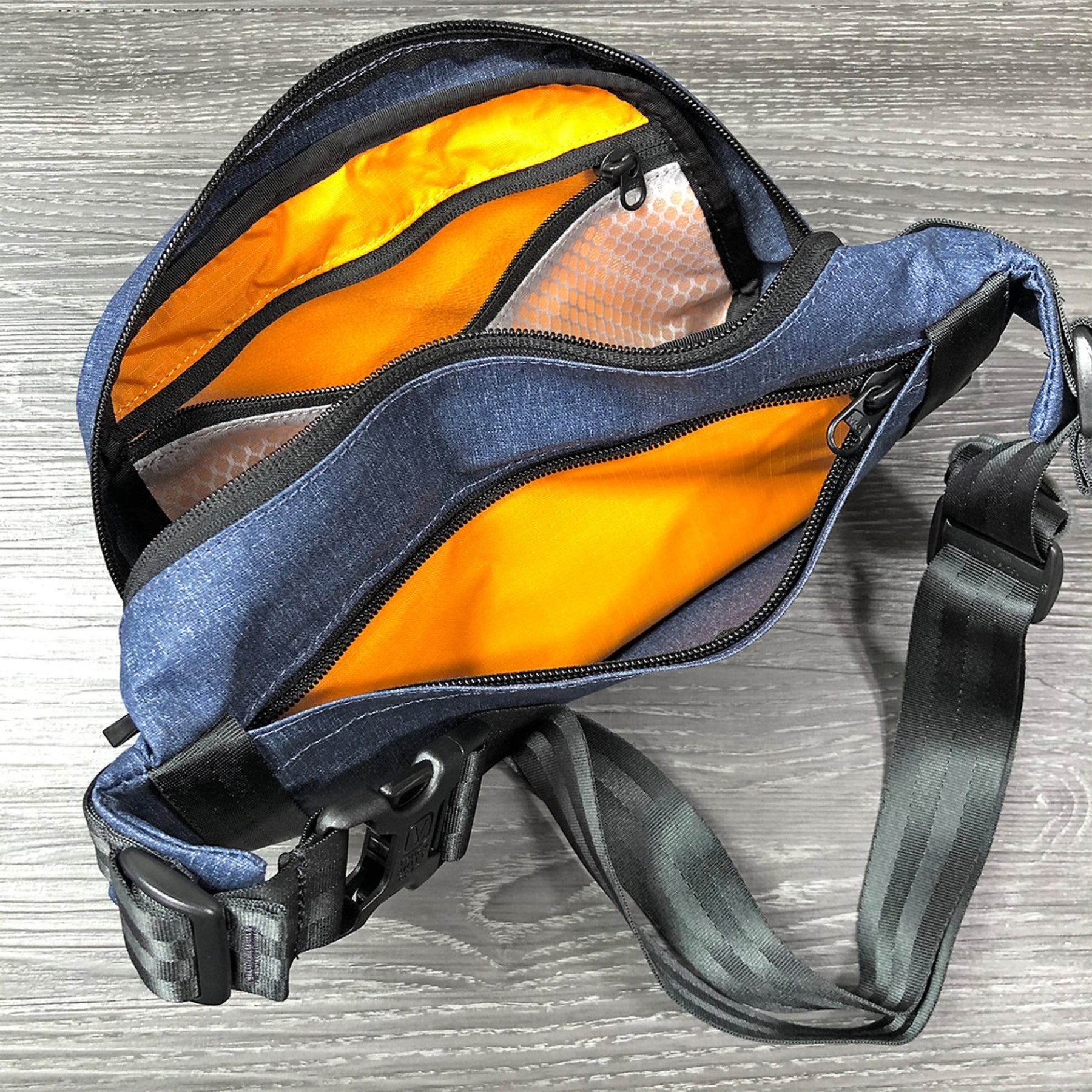 Vanquest | DENDRITE LARGE Sling Bag - Marsupio