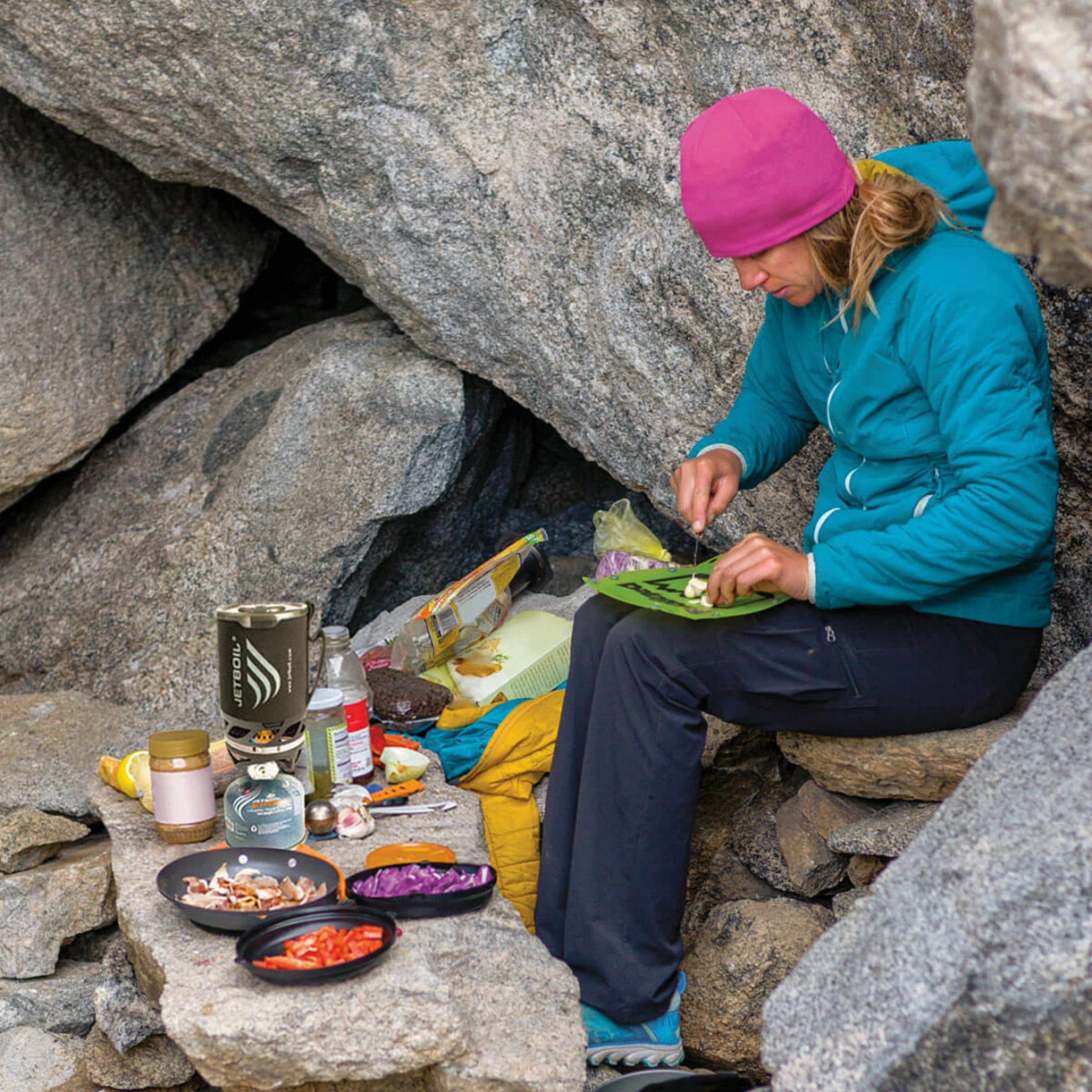 Fornello a gas JETBOIL MICROMO con sistema compatto per cottura outdoor, composto da pentola isolata e bruciatore - ideale per campeggio, trekking e avventure in montagna, su backpacco.it