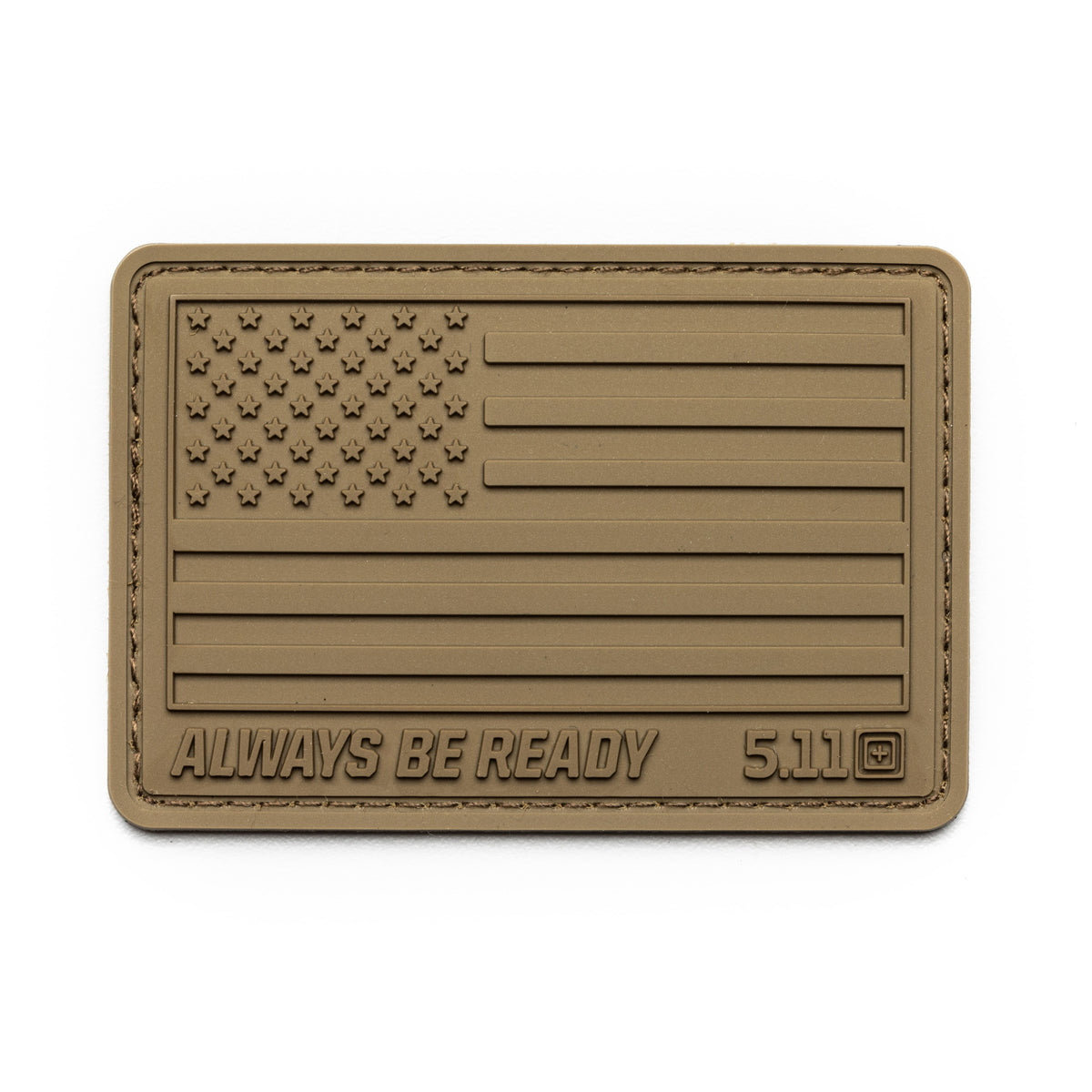 5.11 USA Flag Desert Patch in PVC, toppa rettangolare monocromatica colore Coyote/FDE con bandiera americana in rilievo, scritta Always Be Ready e logo 5.11, toppa tattica