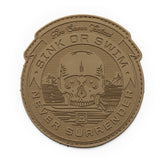 5.11 Sink or Swim Never Surrender, patch tonda in PVC color coyote/marrone, toppa tattica con teschio, montagna e spada incrociata, scritta Five Eleven Tactical, per equipaggiamento militare