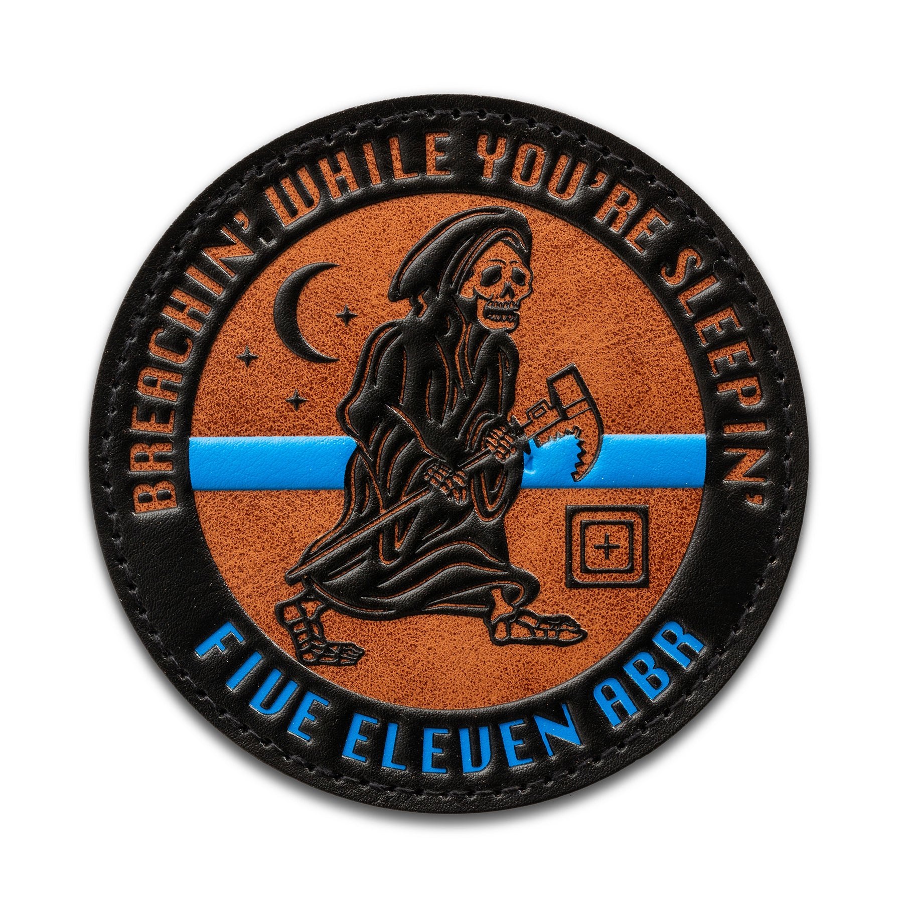 5.11 Breachin' While You're Sleepin' Patch, toppa circolare in similpelle arancione e nera, con il Tristo Mietitore che porta un'ascia , scritta Five Eleven ABR e linea blu Thin Blue Line