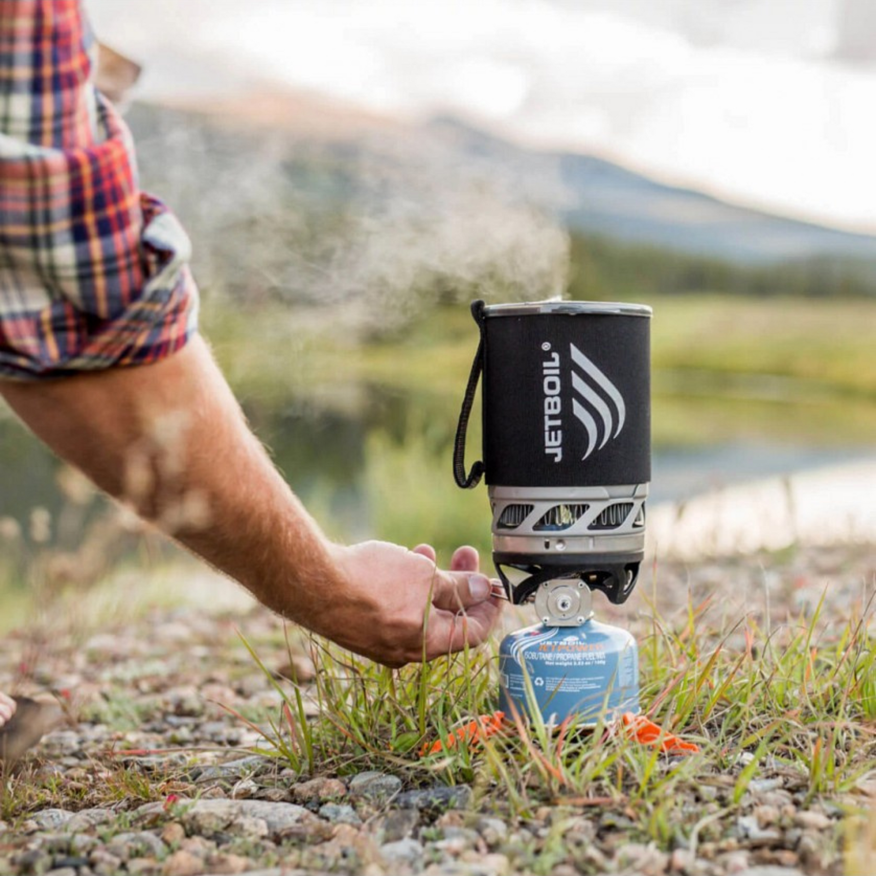 Fornello a gas JETBOIL MICROMO con sistema compatto per cottura outdoor, composto da pentola isolata e bruciatore - ideale per campeggio, trekking e avventure in montagna, su backpacco.it
