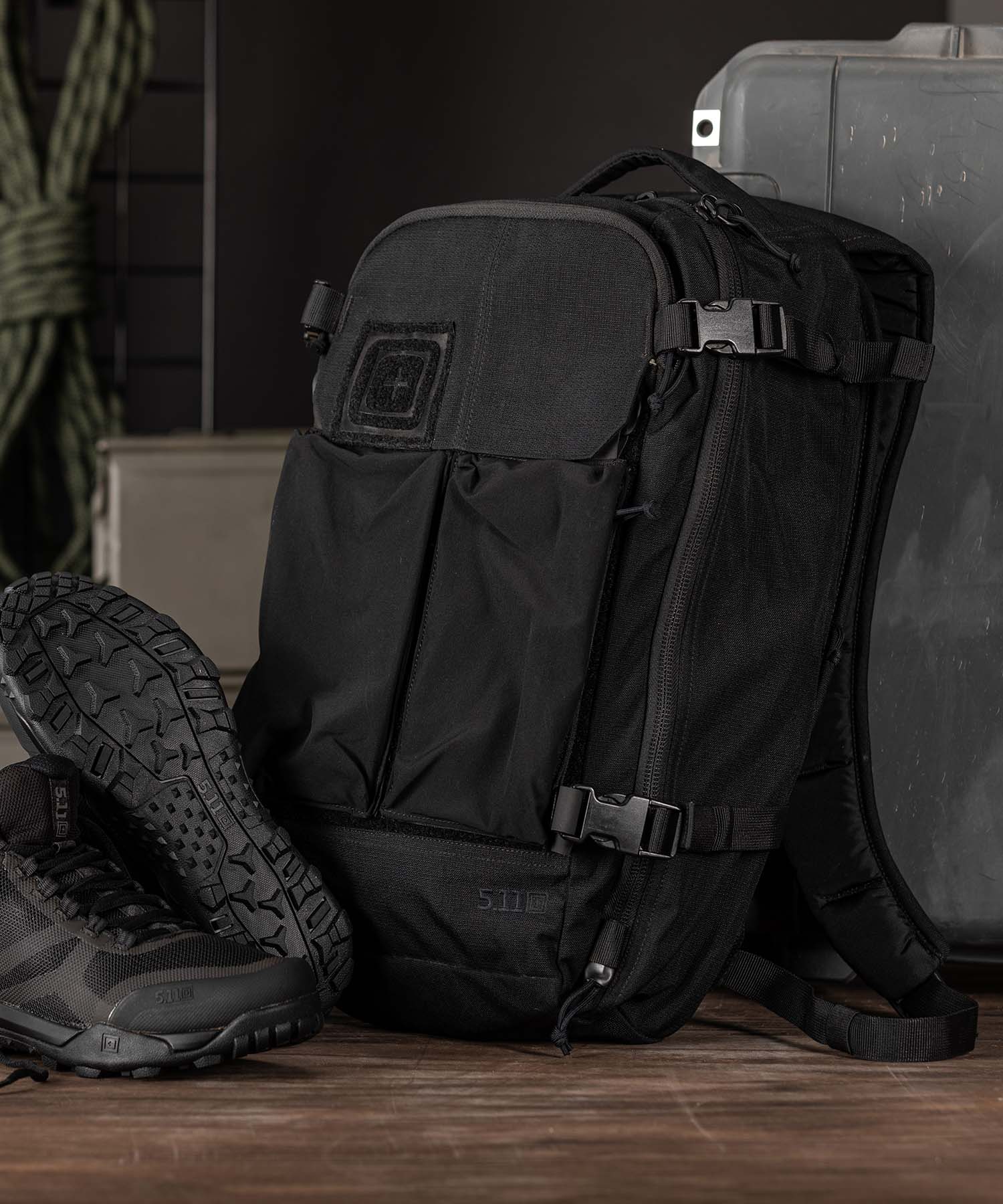 Zaino AMP24 nero con Double Deploy pronto per un'avventura