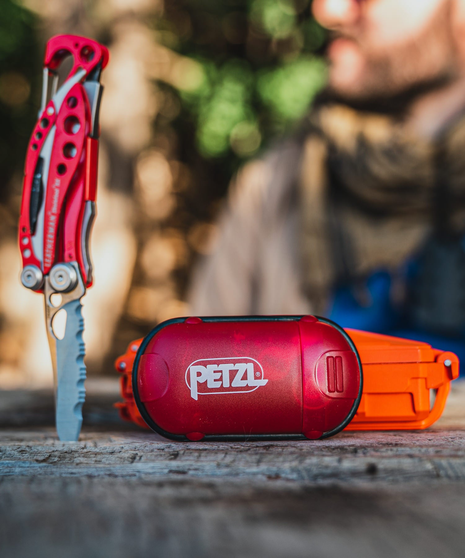 PETZL e+LITE nella sua custodia con leatherman skeletool su tavolo