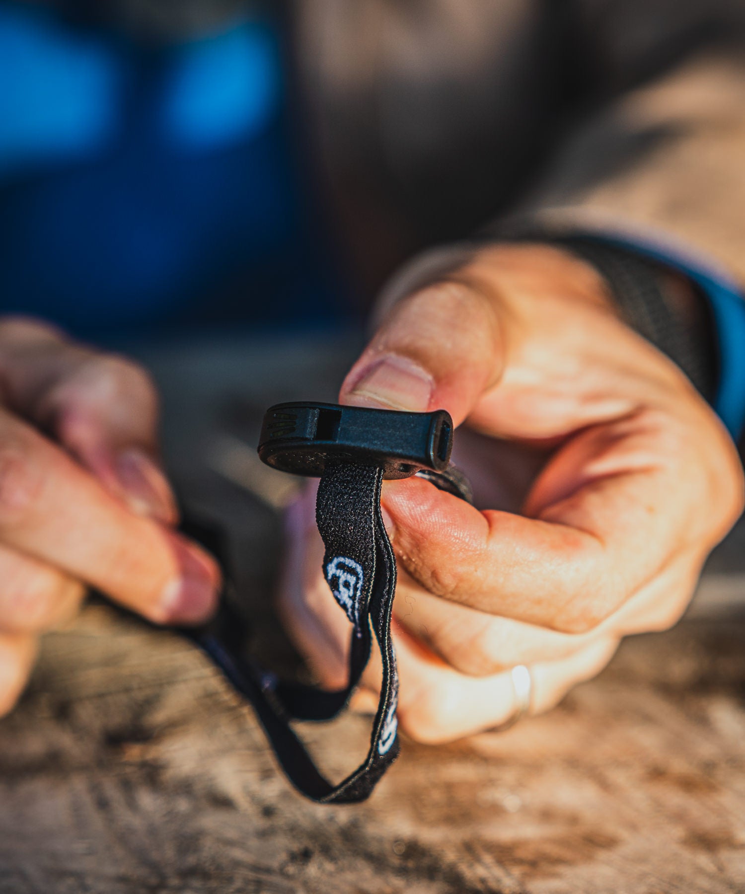 paolo di backpacco mostra il fischietto della petzl e+lite