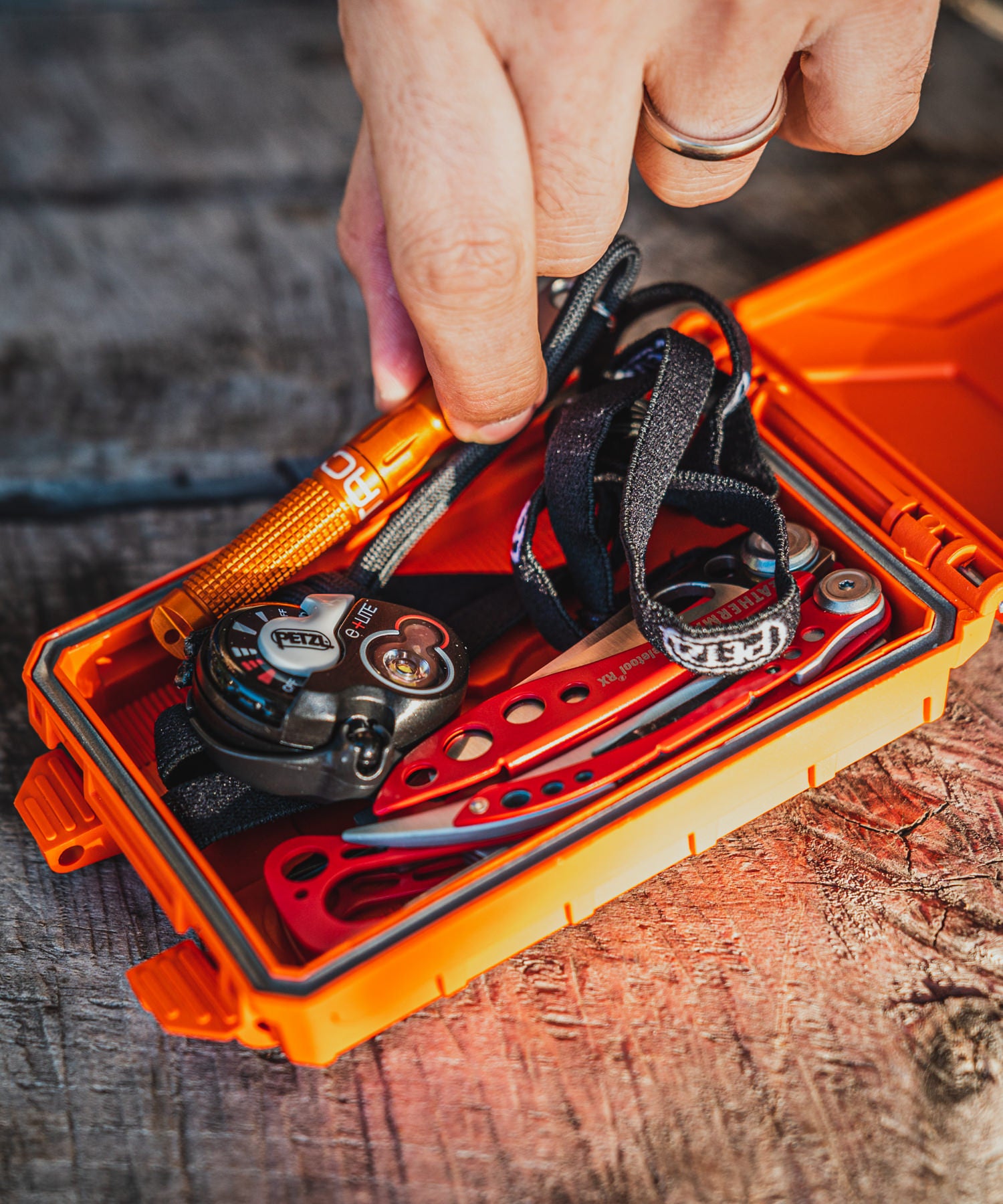 kit di emergenza in box ermetica thyrm con acciarino exotac, leatherman skeletool RX e petzl e+LITE