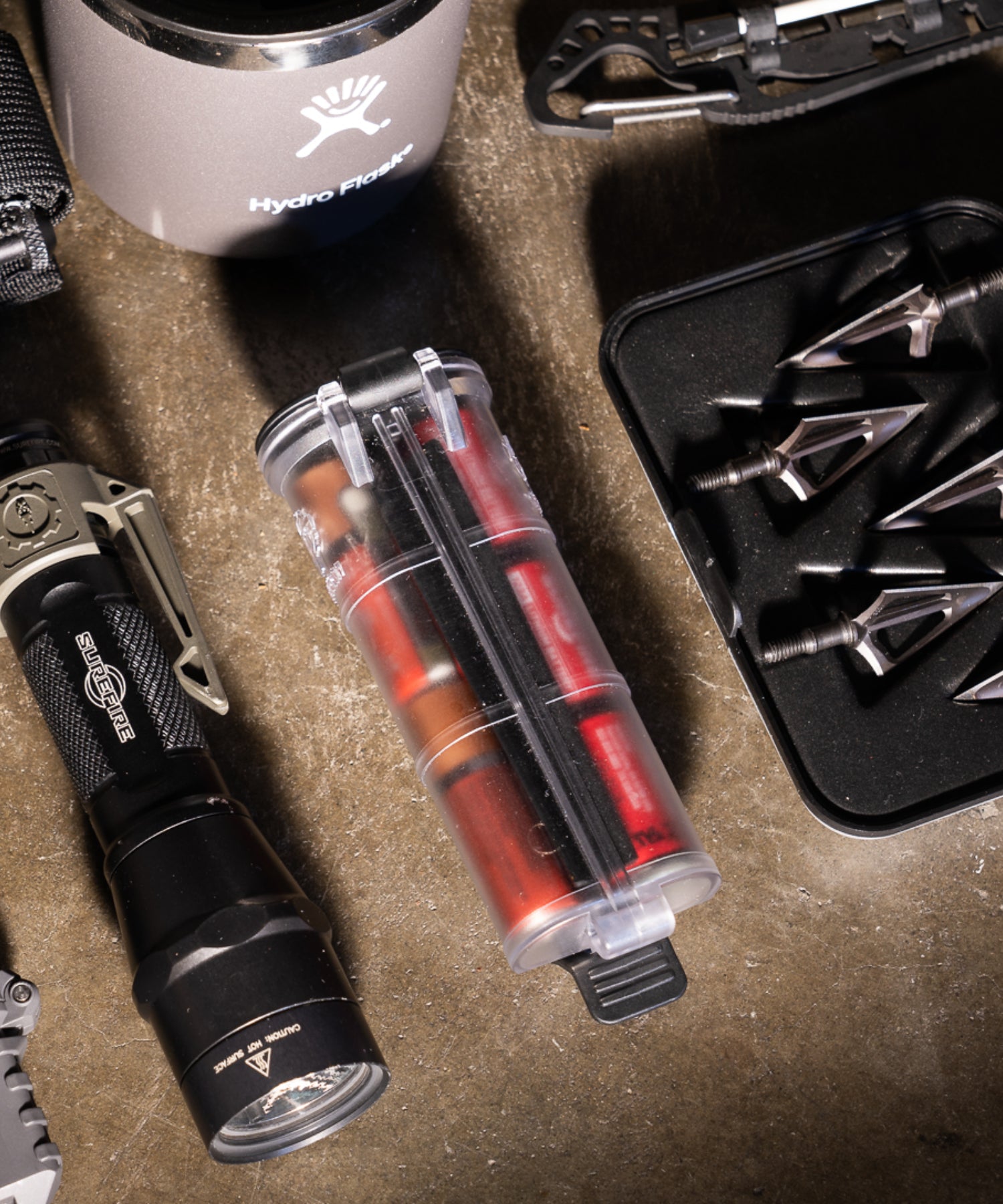 Thyrm CellVault XL in esposizione con una surefire