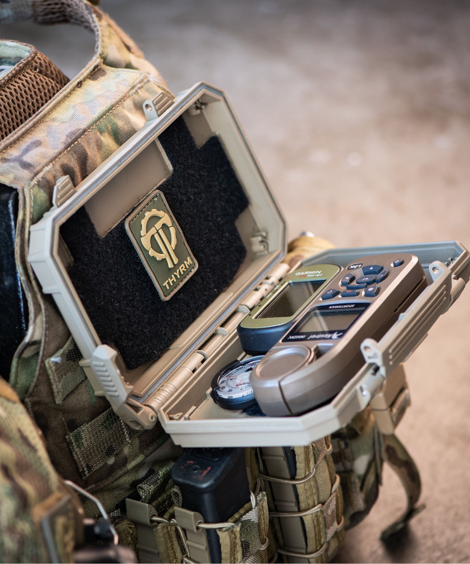 Thyrm DarkVault aperto, montato su un gilet porta piastre balistiche