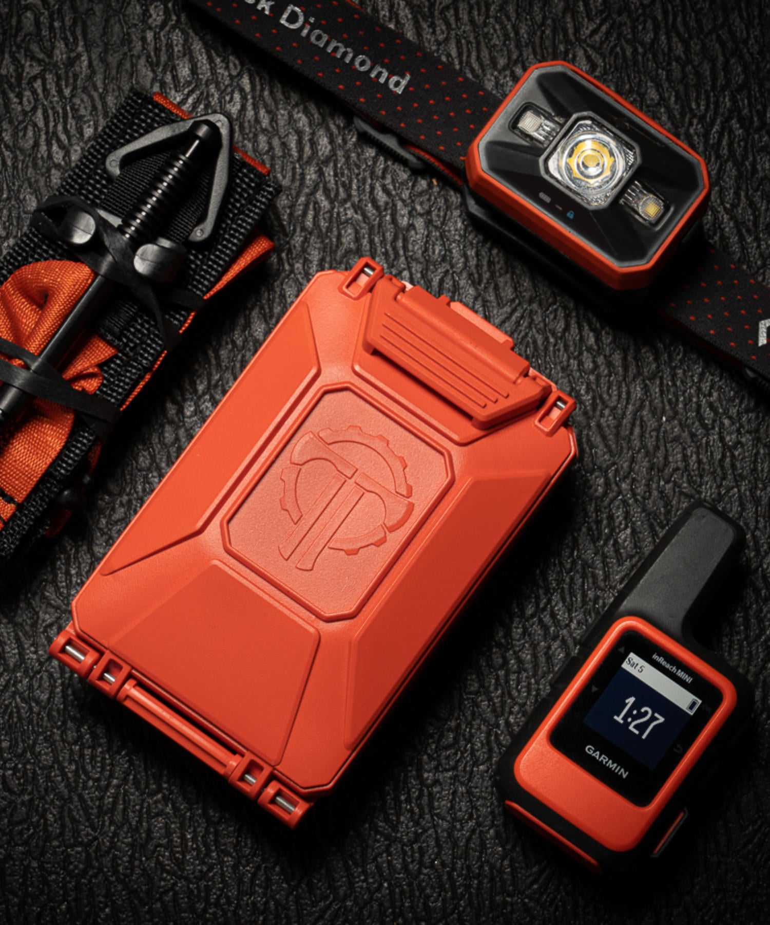 cell vault 5m di Thyrm arancione con tourniquet e garmin in reach
