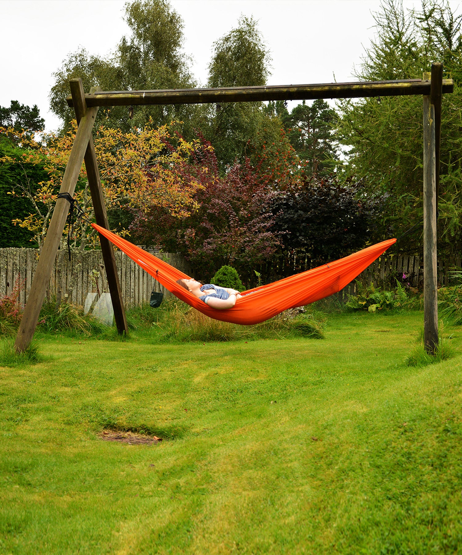 DD Chill Out Hammock arancione montata su un'altalena