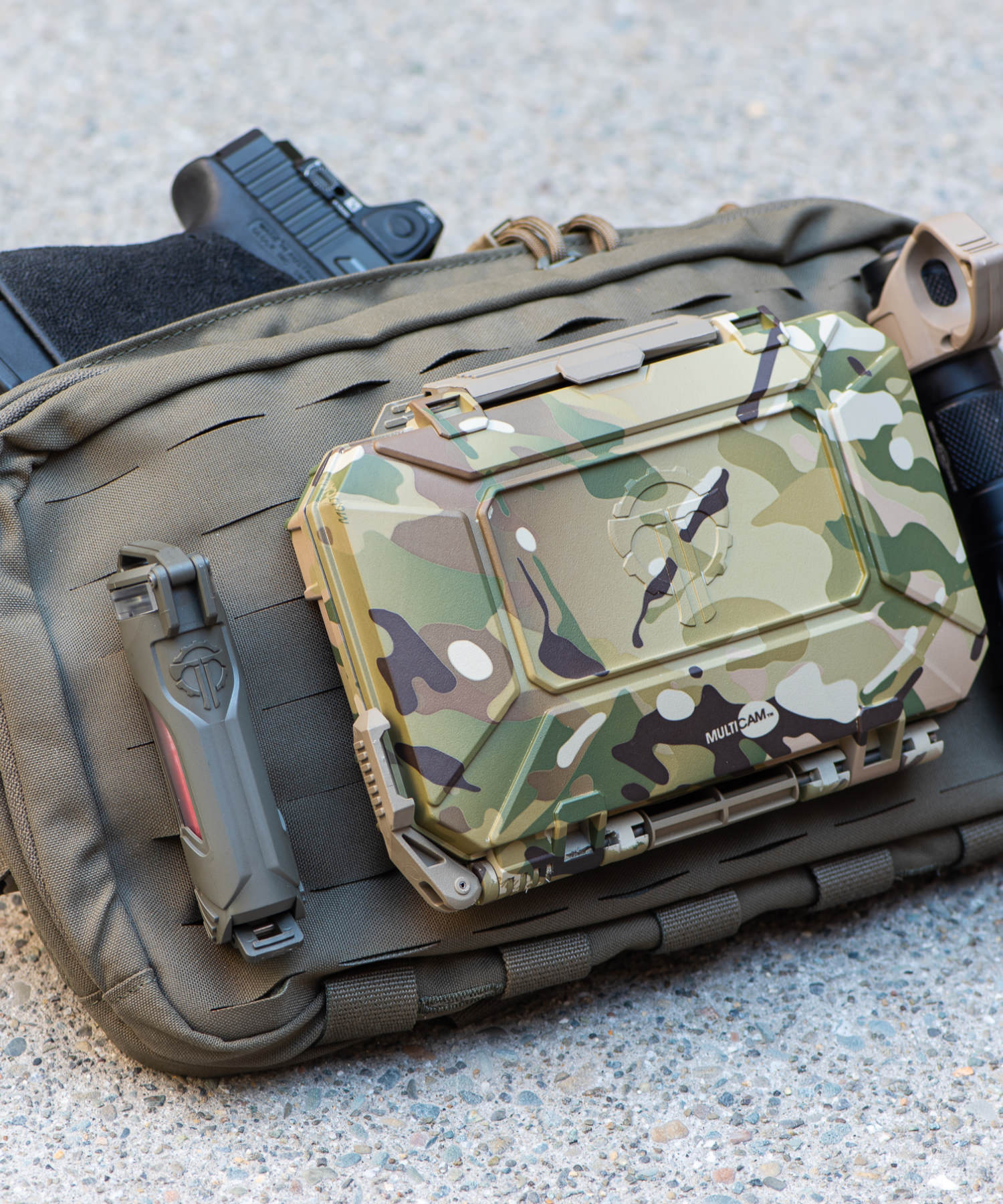 Thyrm DarkVault montato con il sistema MOLLE su un Chest Rig