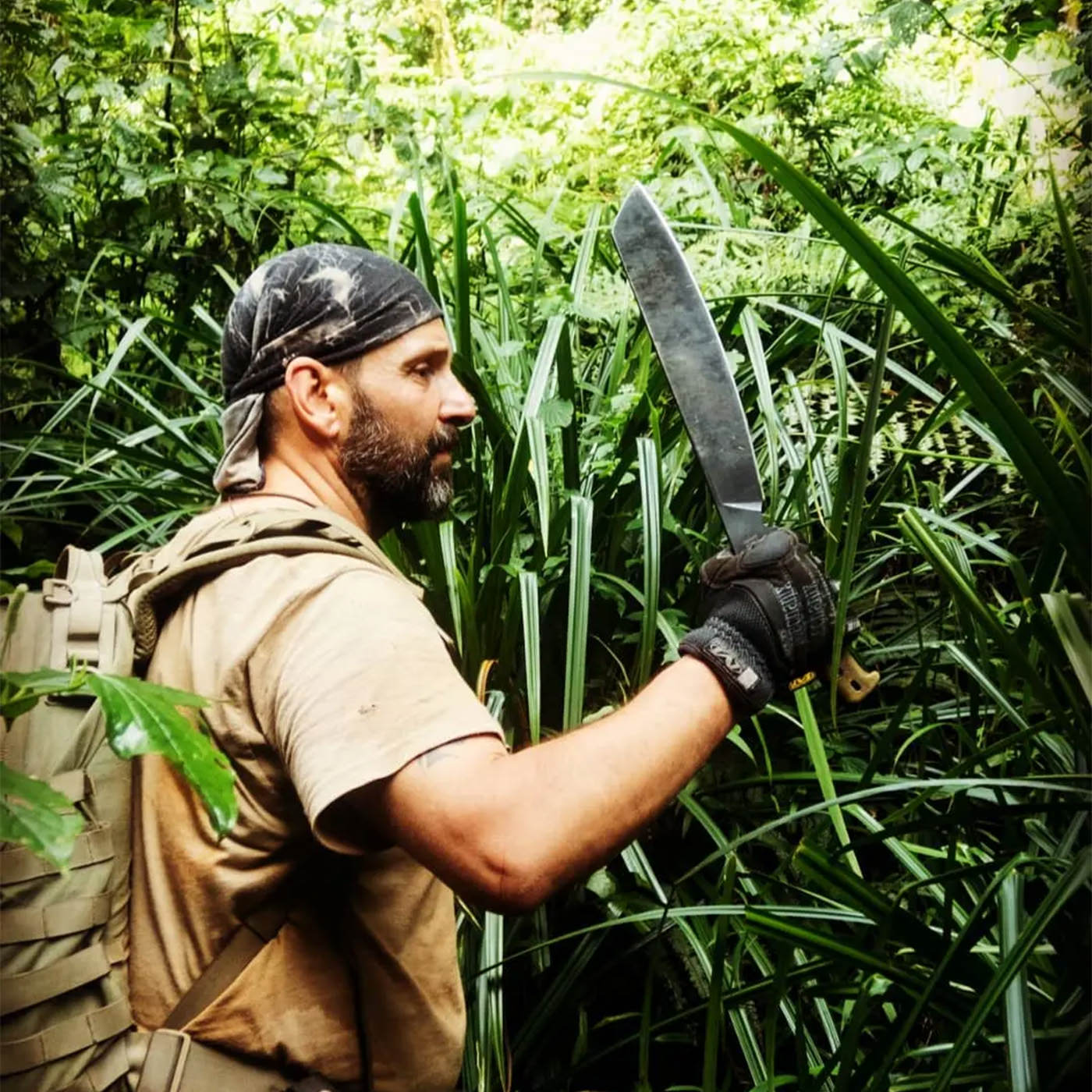 Daniele dal canto si fa strada con il machete kreios nella vegetazione fitta