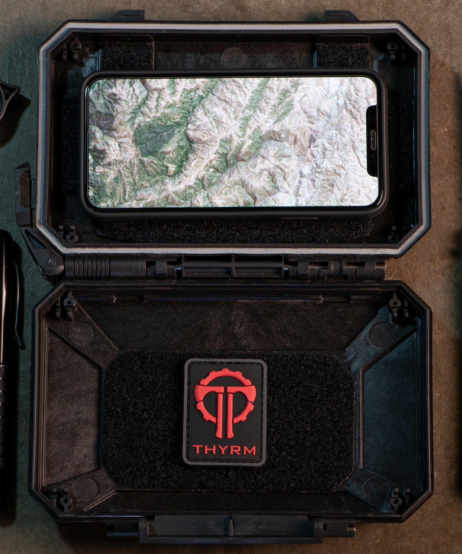 Thyrm DarkVault con il cellulare fissato al velcro
