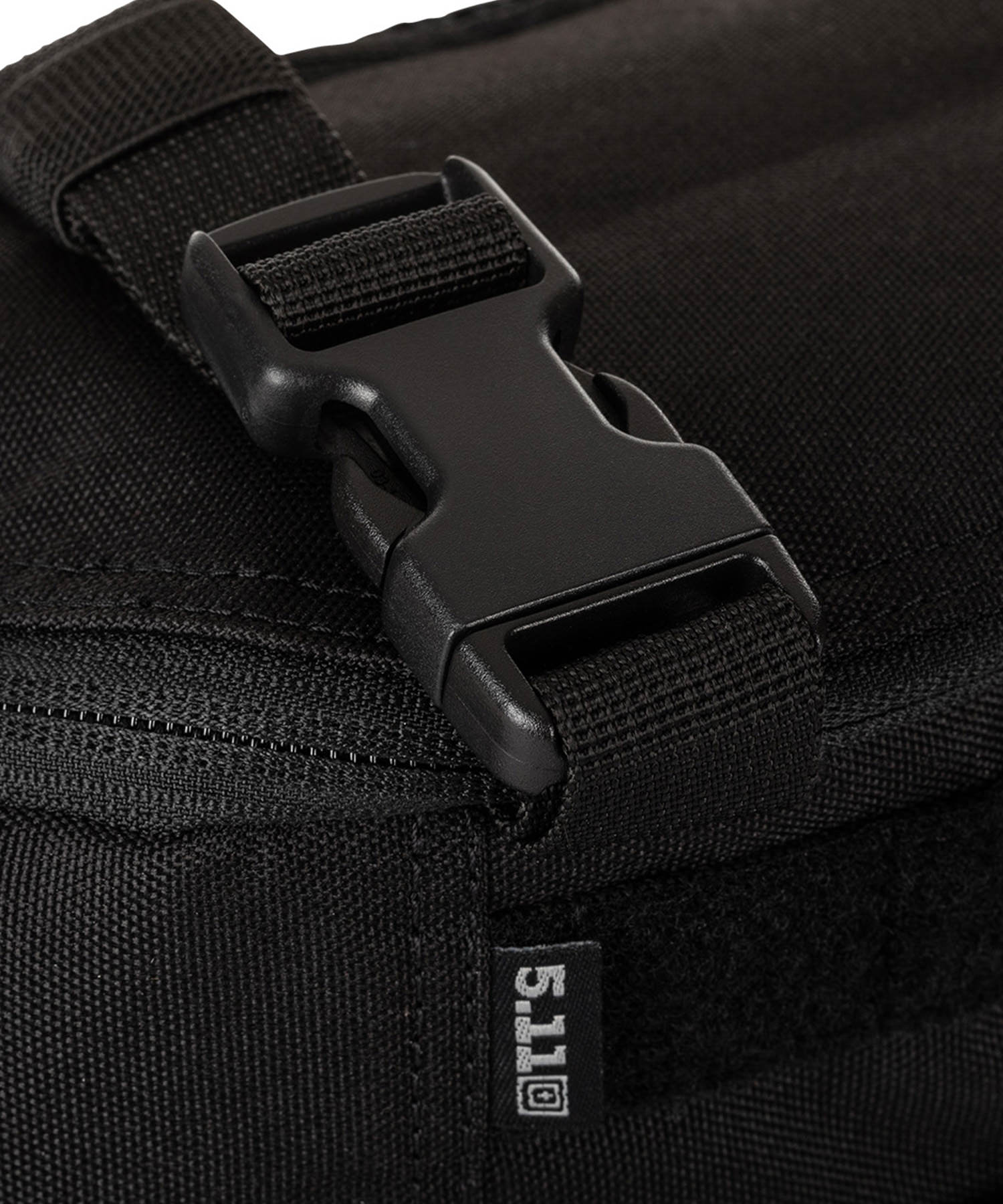 Dettaglio delle fibbie in duraflex del rapd sling pack 5.11