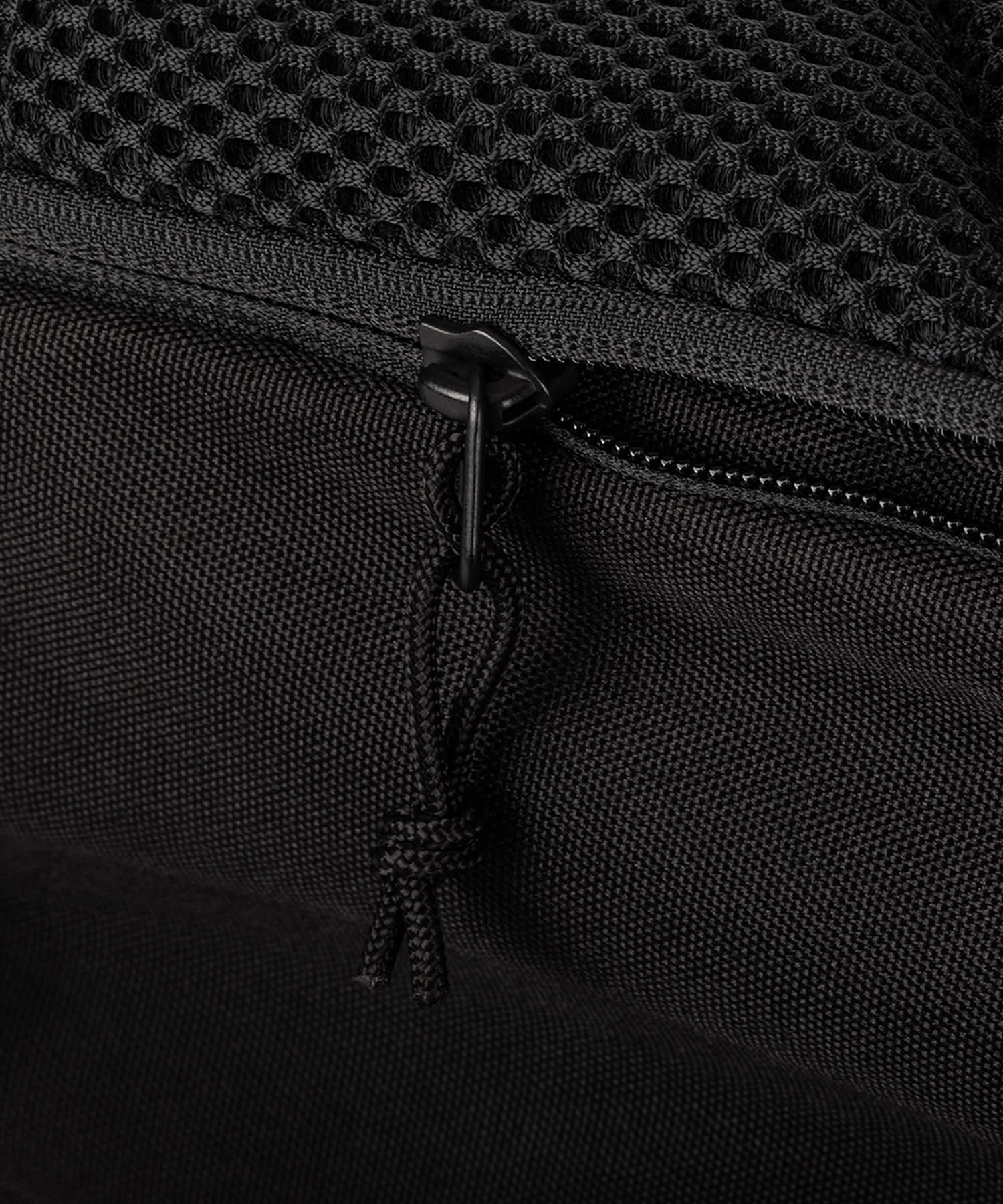 Dettaglio delle zip YKK del rapid sling pack 5.11