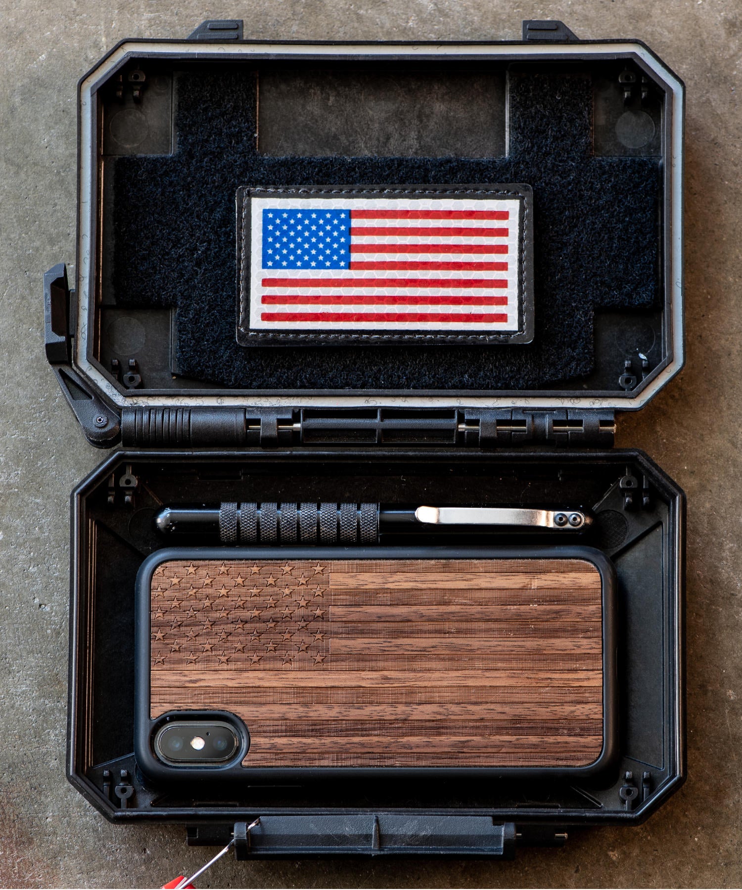 Thyrm DarkVault con cellulare e penna