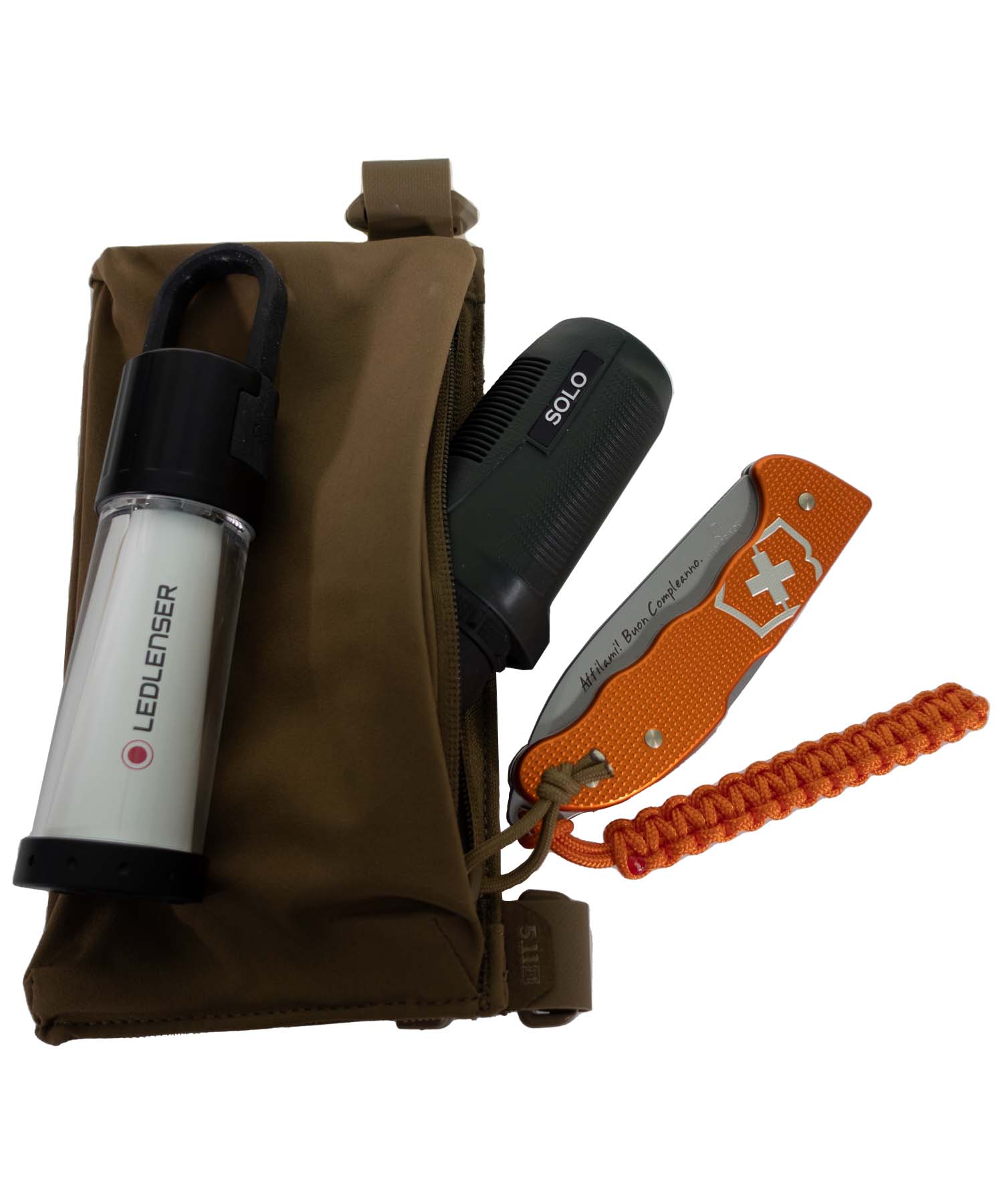 Uno dei borselli Double Deploy Kangaroo con Lanterna Ledlenser, coltello Victorinox Hunter Pro Alox e Monocolo
