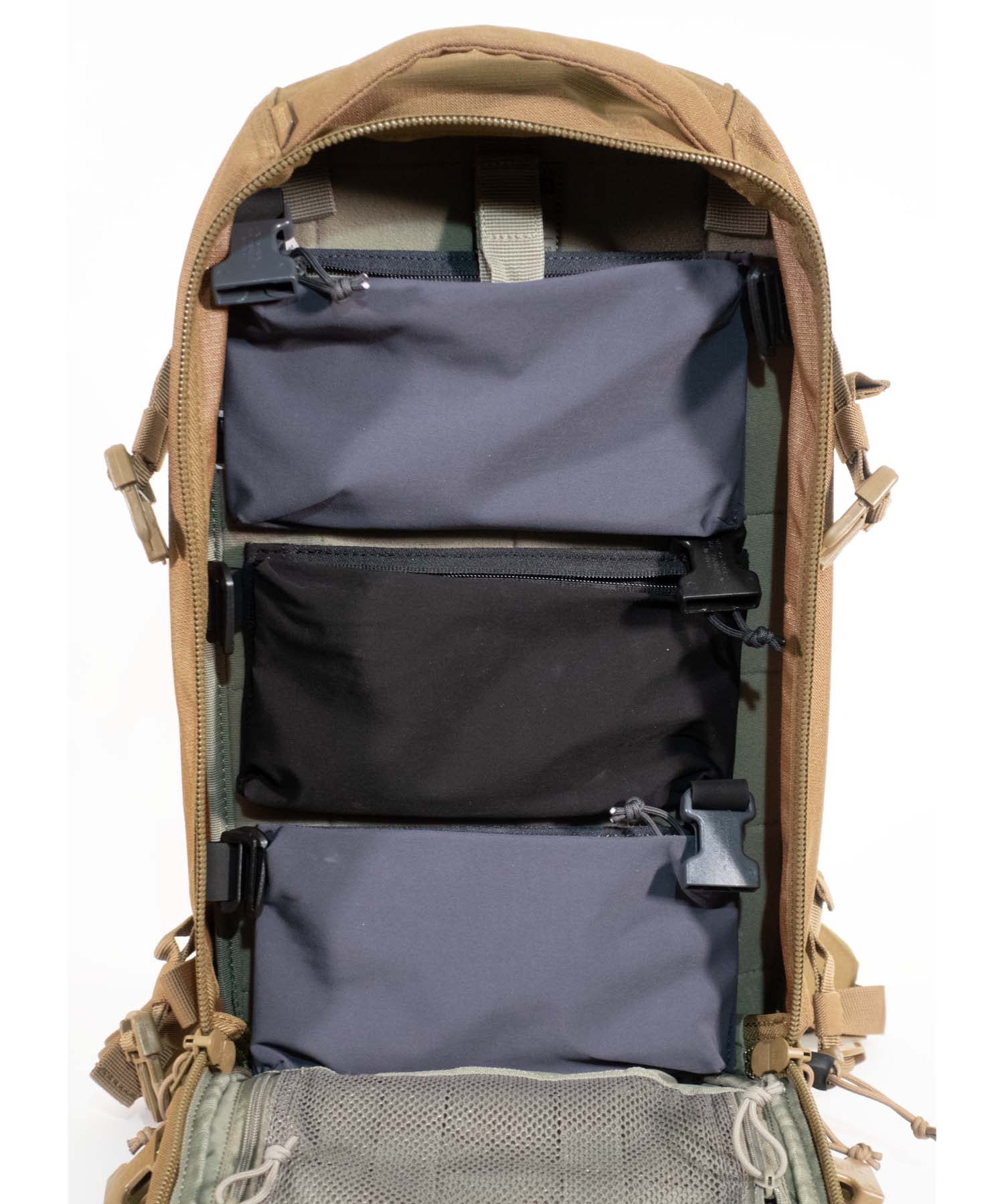 Tre borselli Double Deploy all'interno di uno zaino AMP 10 kangaroo